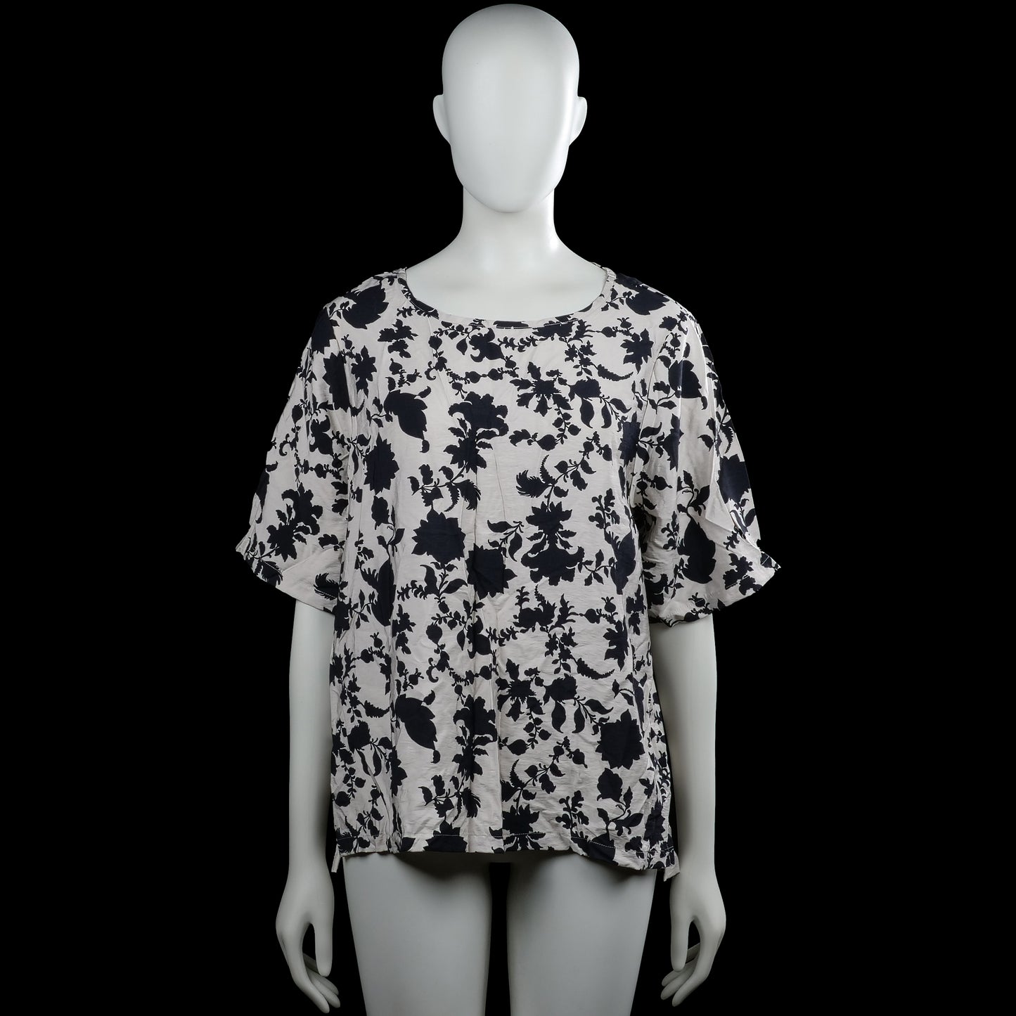 Hema - T-shirt - White & Black - Size L - White top with a black floral pattern and a round neckline. Features short sleeves with plain cuffs and a straight hem.