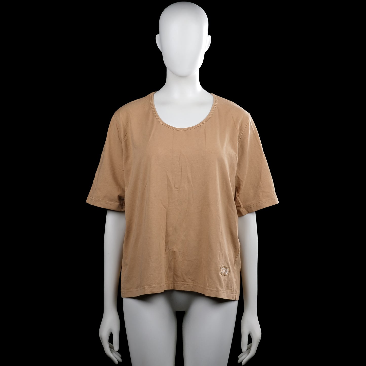 Crb - T-shirt - Camel - Size 46 - Camel solid top with a scoop neckline and short sleeves with plain cuffs. Straight hem with a small stitched patch near the lower front.