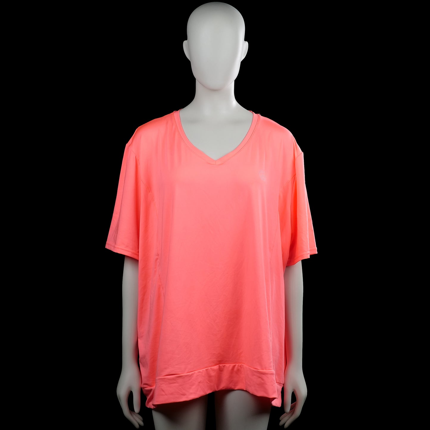 Maat - T-shirt - Pink - Size 54, 56 - Pink solid top with a V-neck and short sleeves with plain cuffs. Features a straight hem and a small logo on the chest.