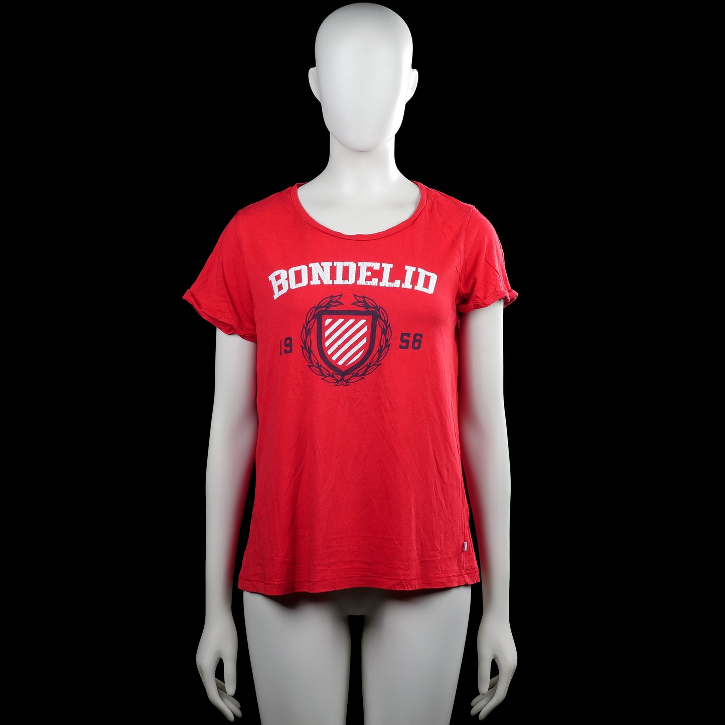 Bondelid - T-shirt - Red - Size M - Red short-sleeve top with a round neck and straight hem. Features a large printed graphic and text on the front.
