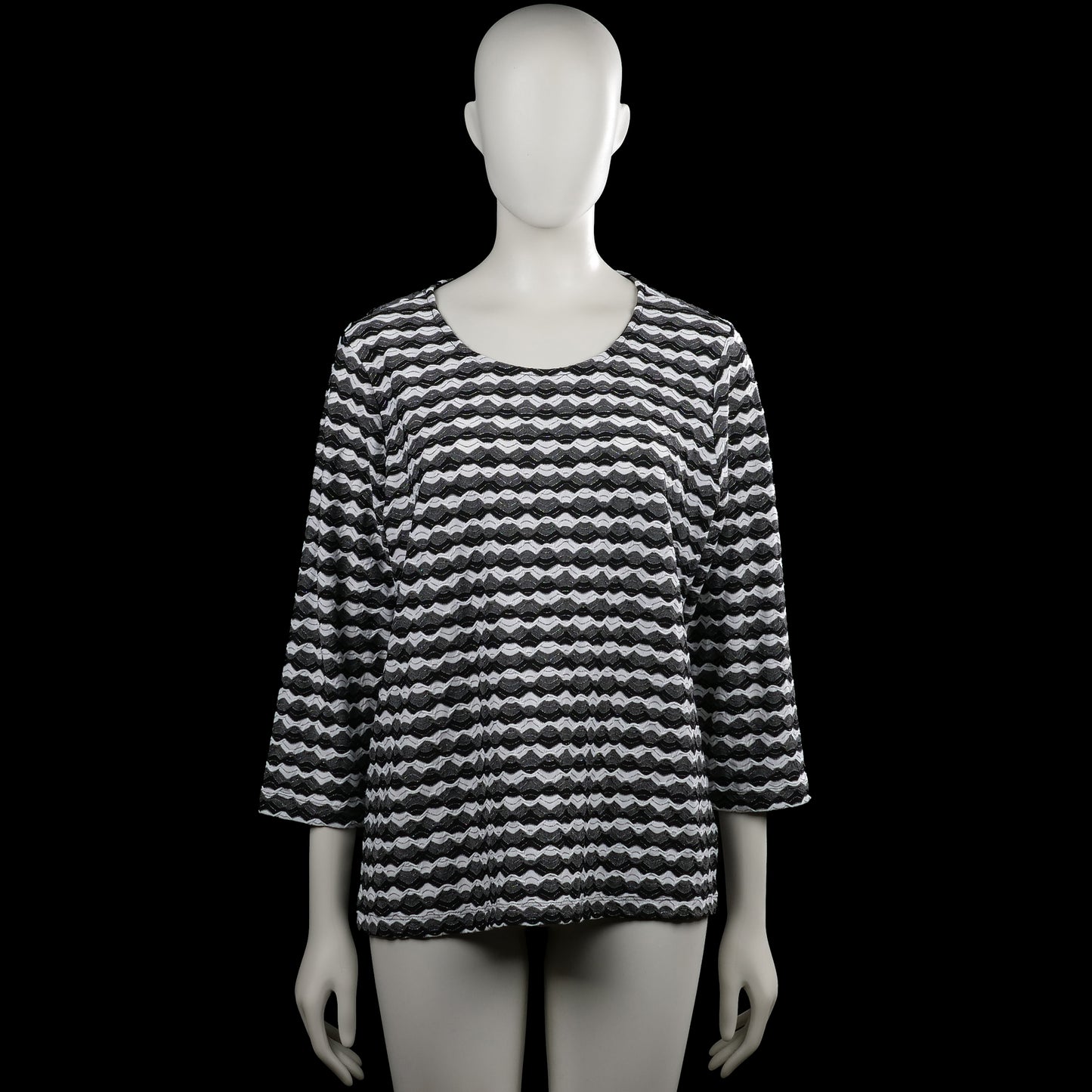 Isolde - Long-sleeve top - Black & White - Size L - Black and white chevron-patterned top with a round neckline and three-quarter sleeves. Straight hem and plain cuffs with no visible closures.