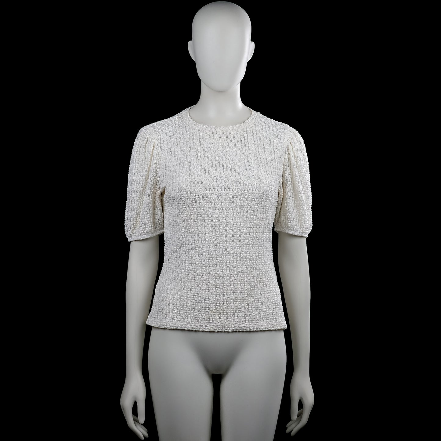 Cotton Club - T-shirt - Ivory - Size S - Ivory solid top with a round neckline and short puff sleeves. Straight hem and plain sleeve cuffs.
