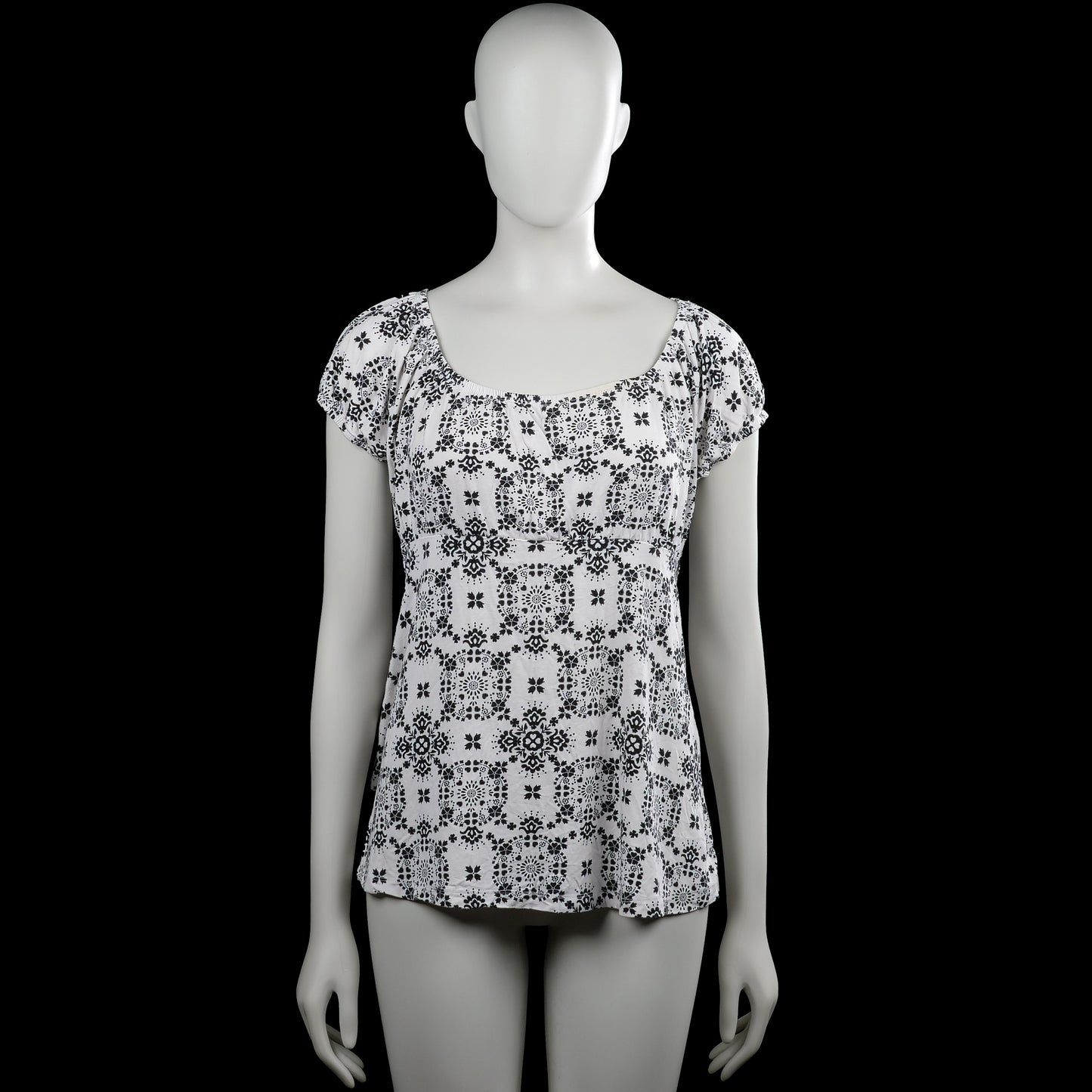 Kappahl - Blouse - White & Black - Size M - White top with a black all-over print and a scoop neckline. Features short puff sleeves with elastic cuffs and a straight hem.