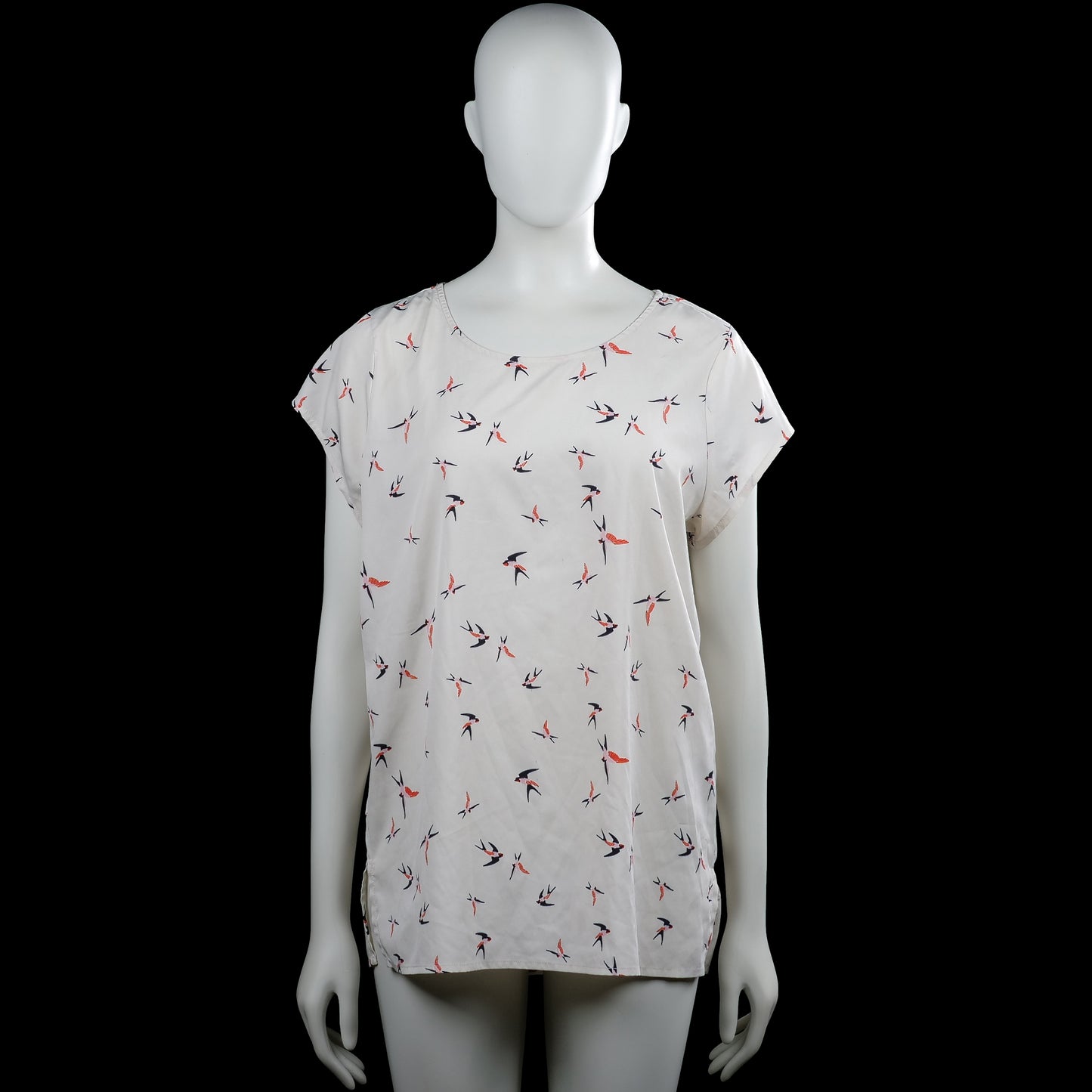 Vero Moda - Blouse - White & Red - Size L - White top with an all-over bird print in red and dark tones, featuring a round neckline and short sleeves. Straight hem with small side slits.