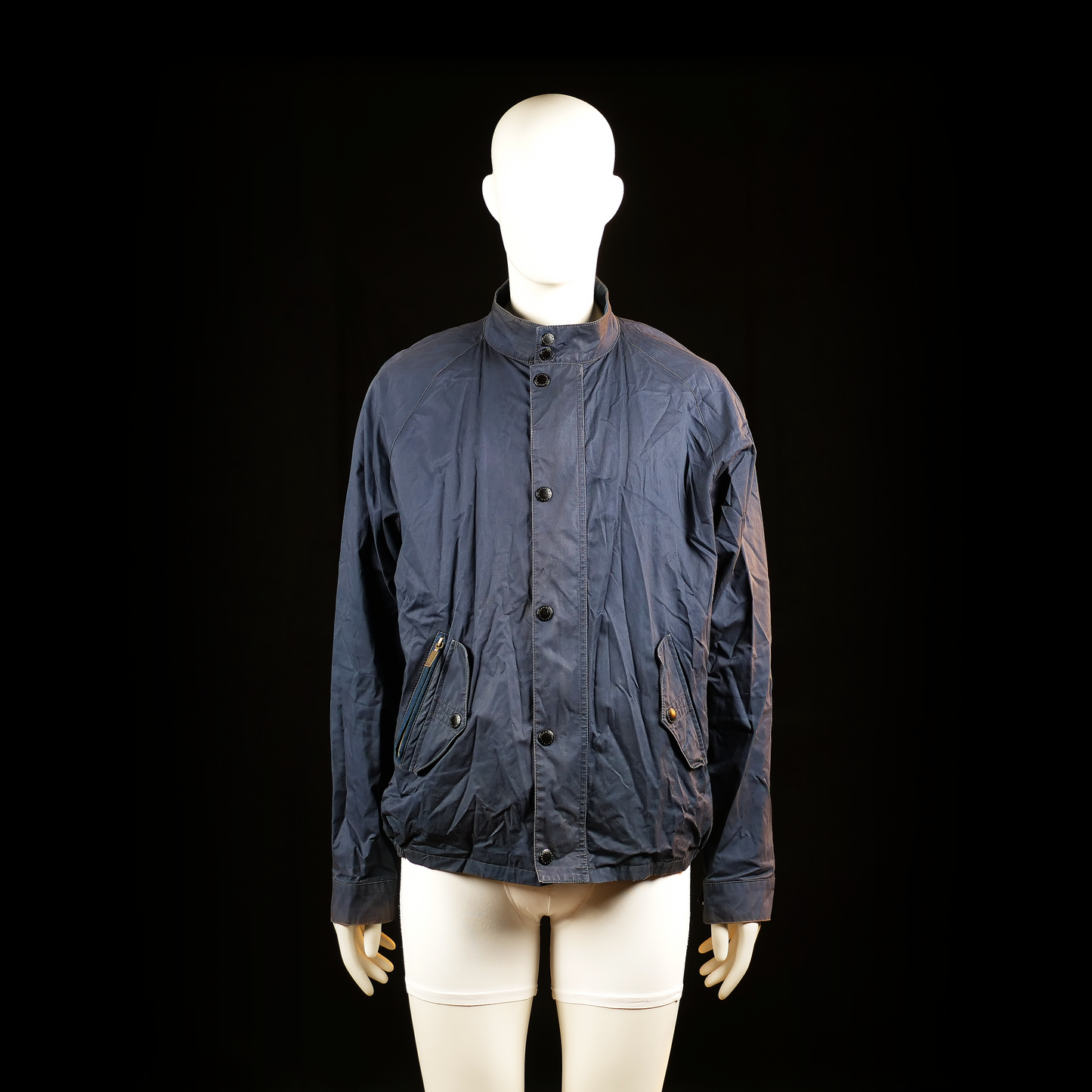 Barbour - Coach jacket - Navy - Size L - Lightweight jacket with a stand collar, front button closure, and two angled flap pockets with buttoned detailing at the front. Hem and sleeves are straight with buttons at the cuffs.