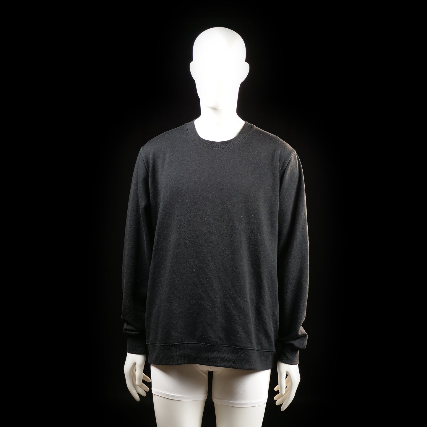 Smog - Sweatshirt - Black - Size L - Solid black crewneck sweatshirt with long sleeves and ribbed cuffs and hem. No visible graphics, patterns, or embellishments.