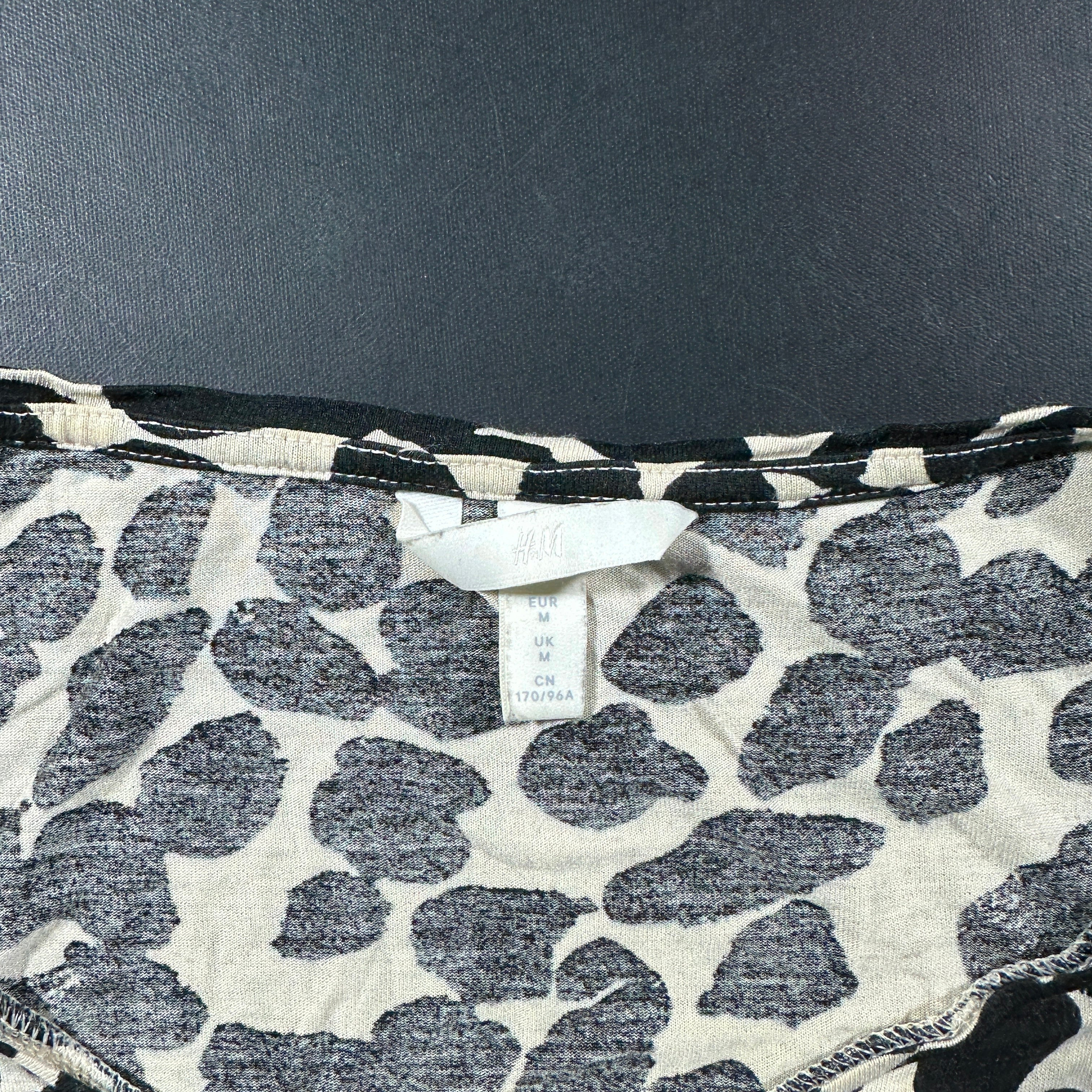 T-shirt - White & Black - Size M