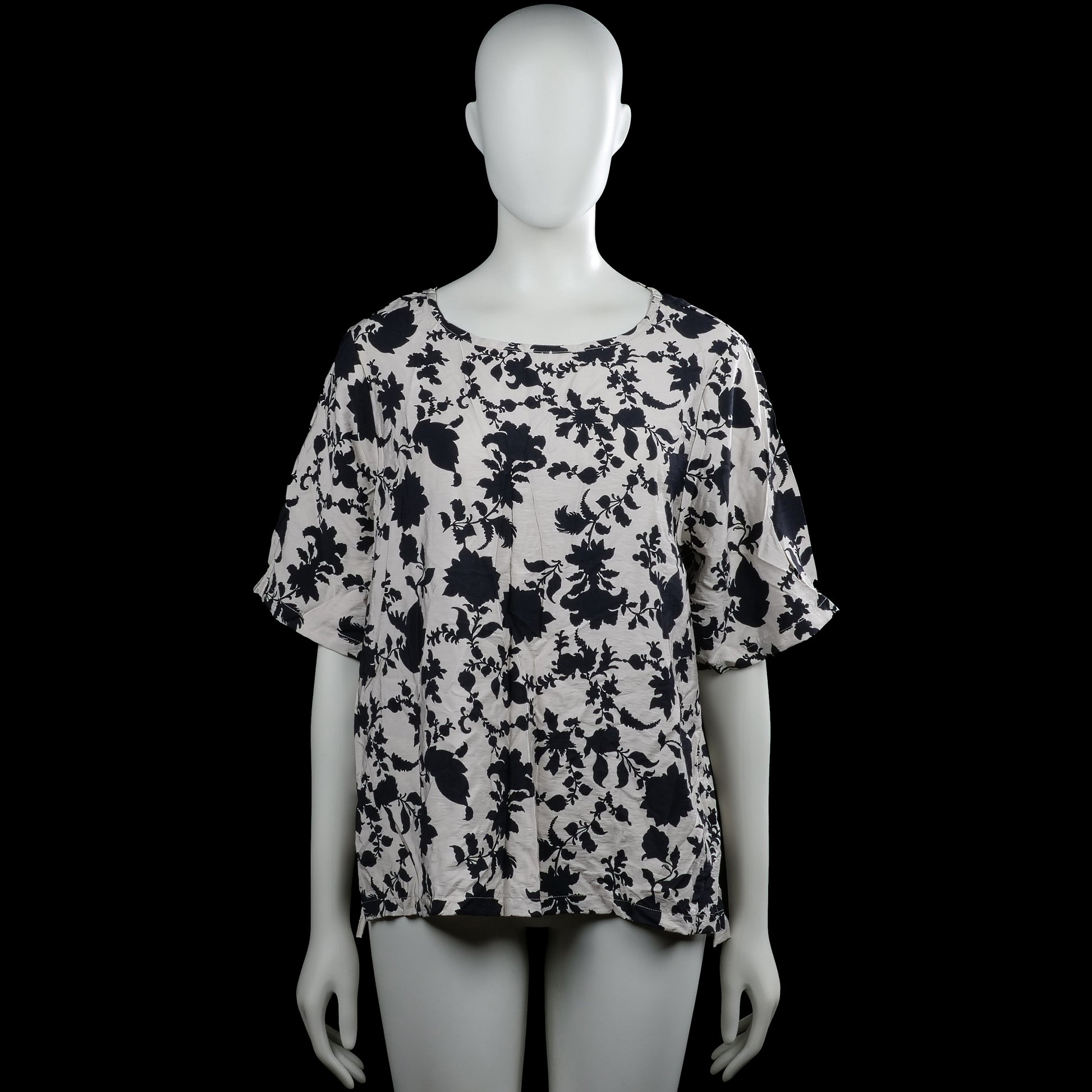 Hema - T-shirt - White & Black - Size L - White top with a black floral pattern and a round neckline. Features short sleeves with plain cuffs and a straight hem.
