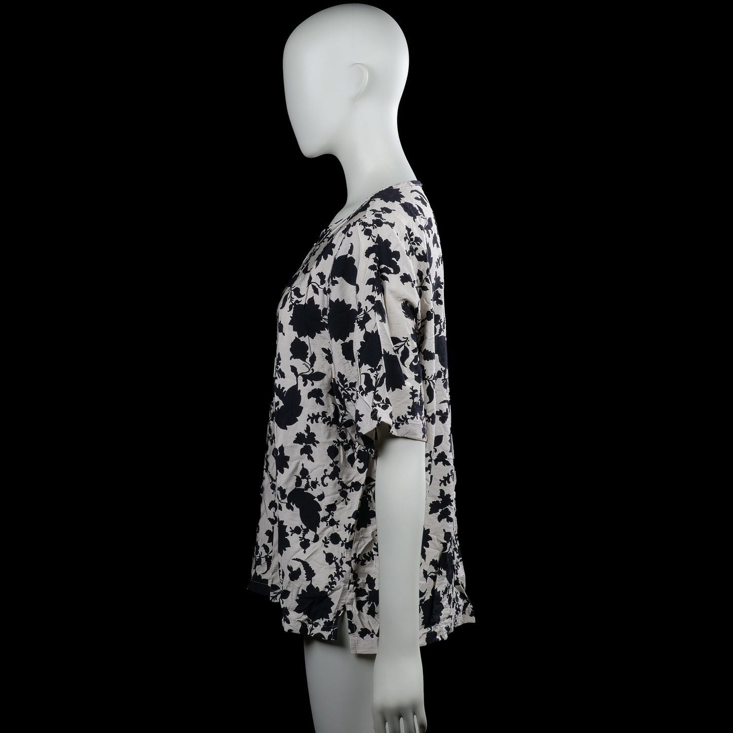 T-shirt - White & Black - Size L