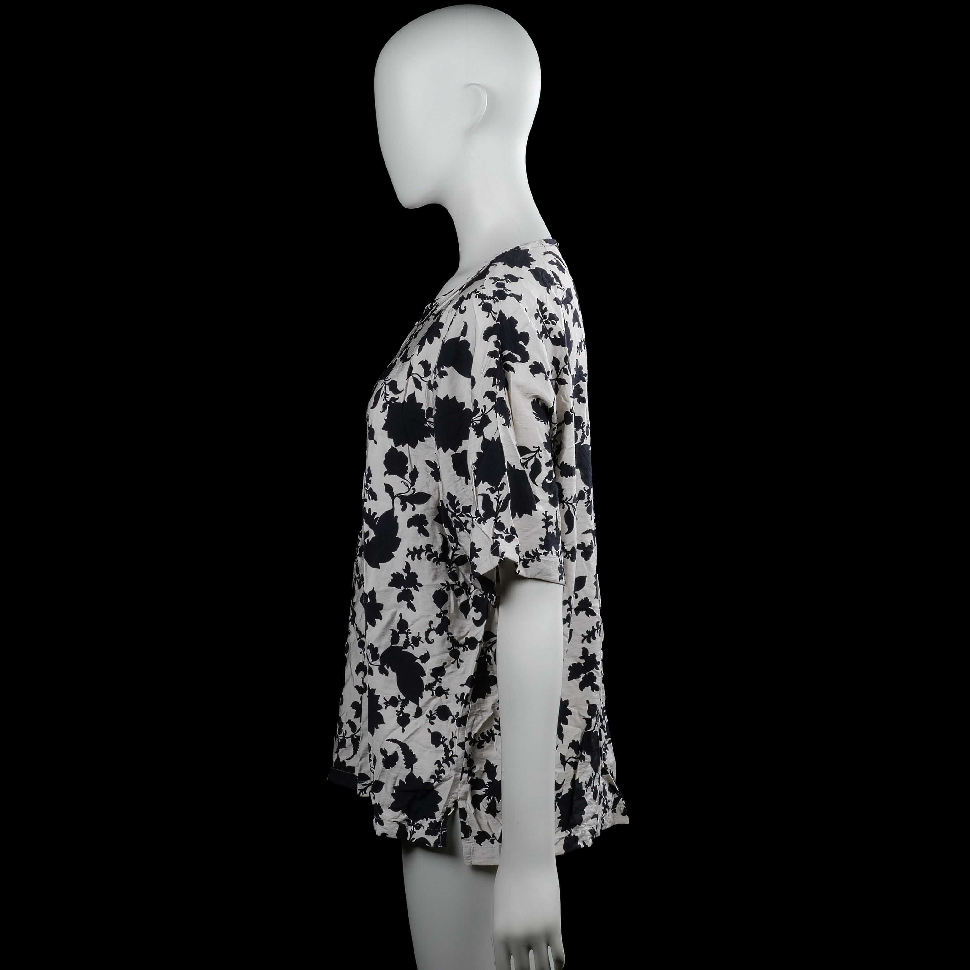 T-shirt - White & Black - Size L