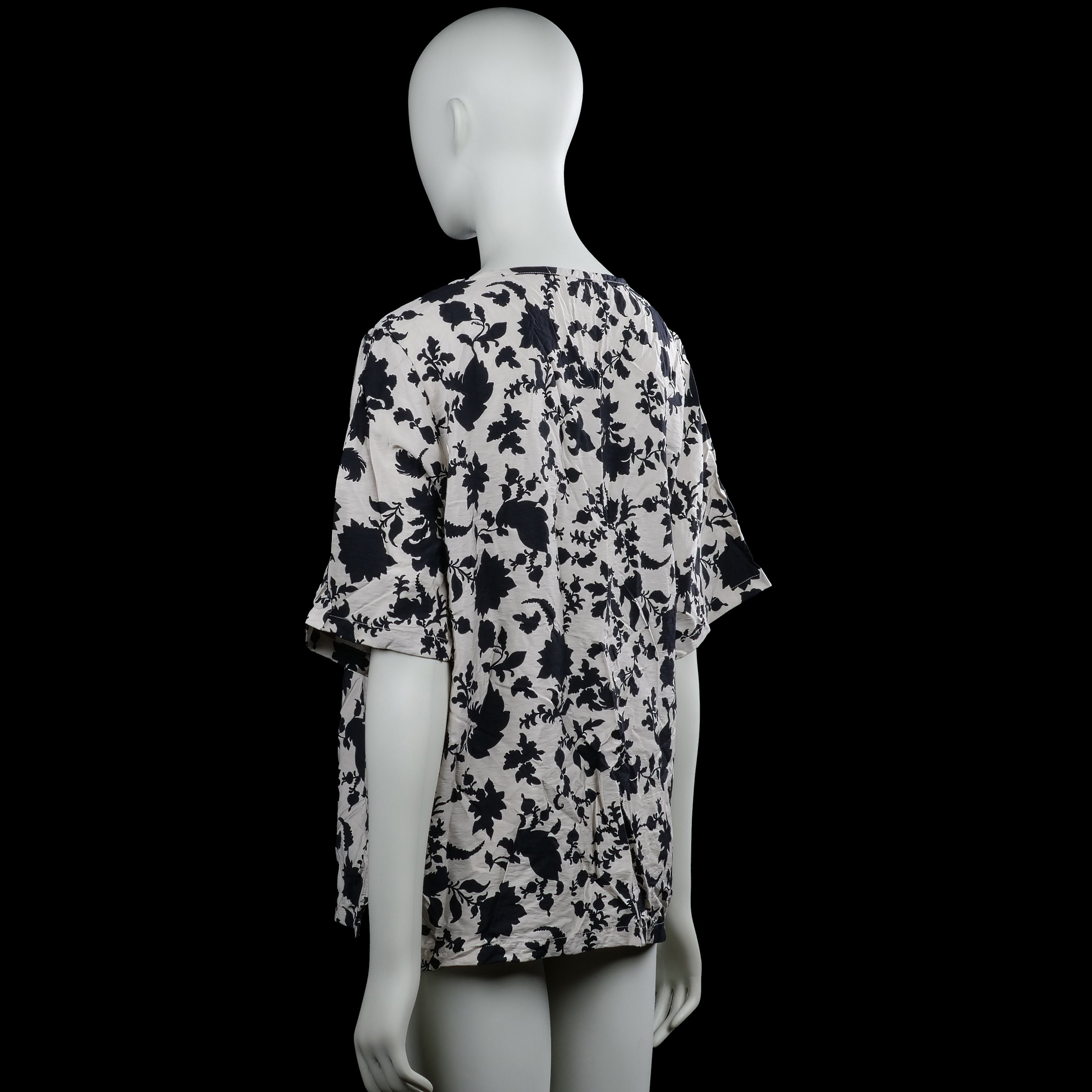 T-shirt - White & Black - Size L