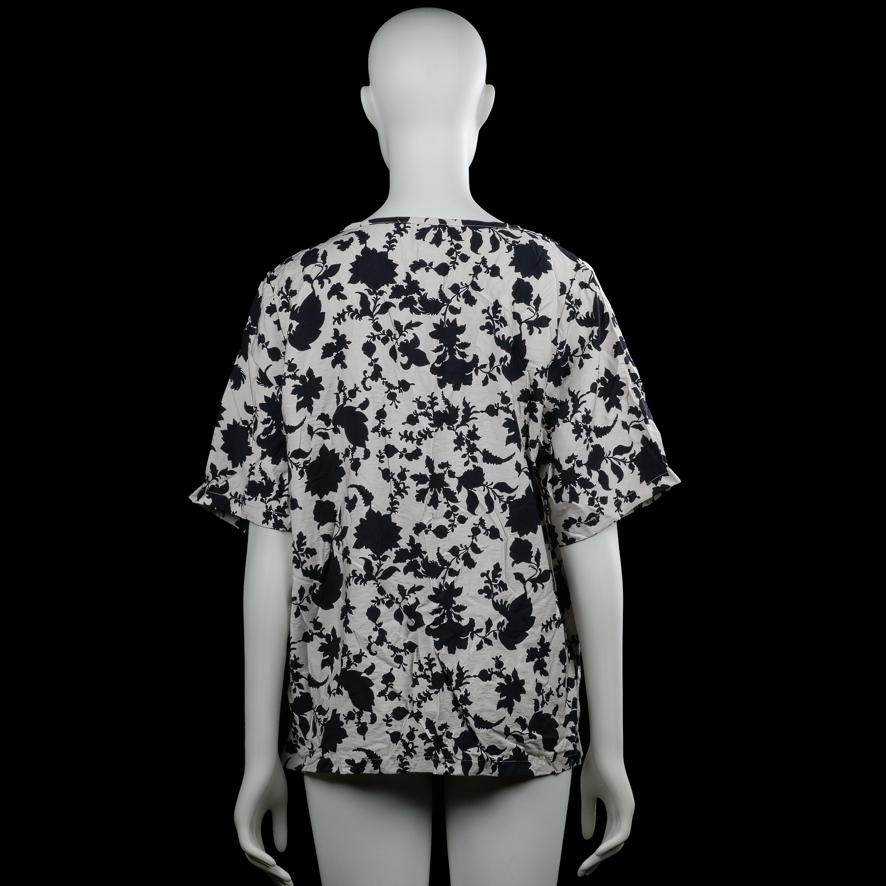 T-shirt - White & Black - Size L