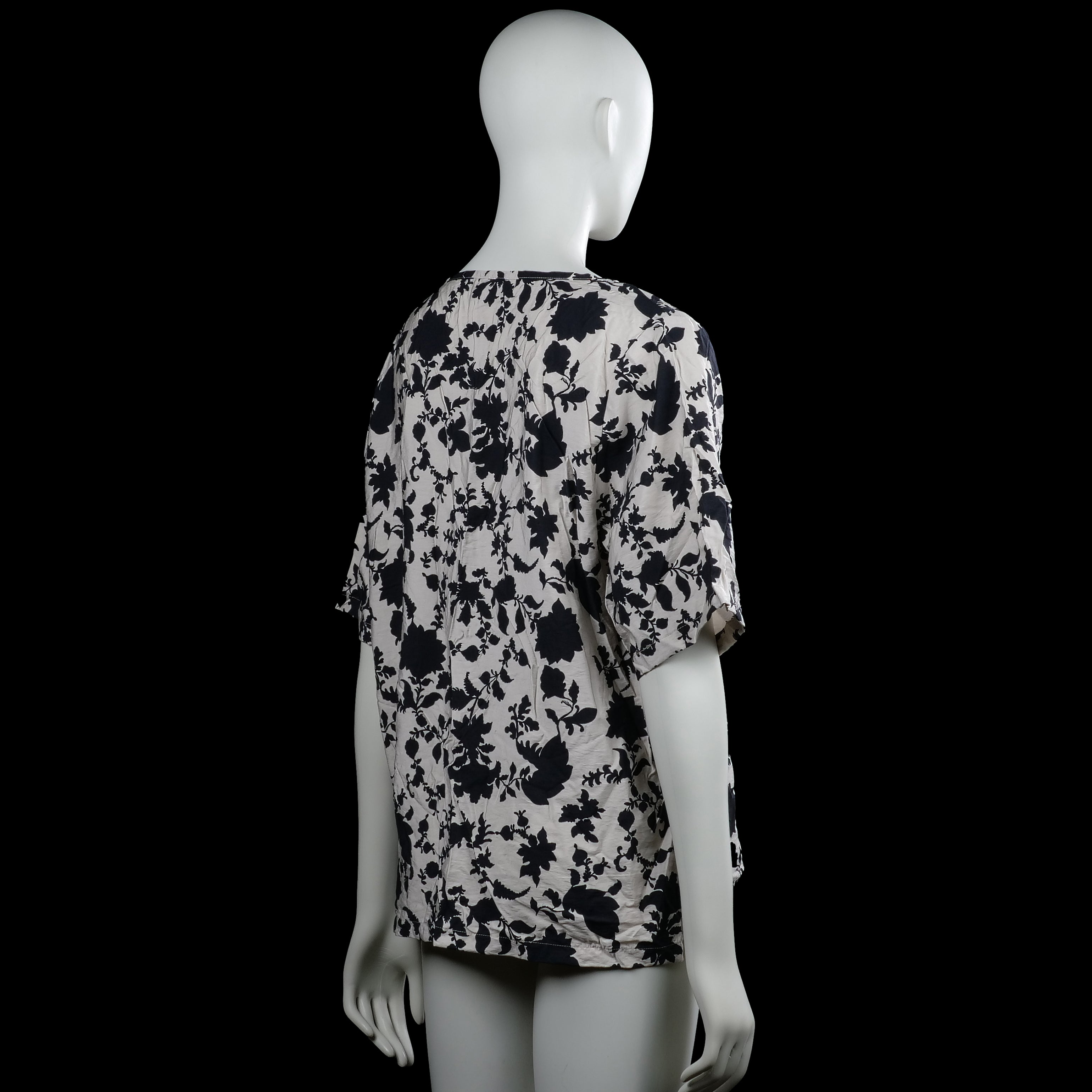 T-shirt - White & Black - Size L