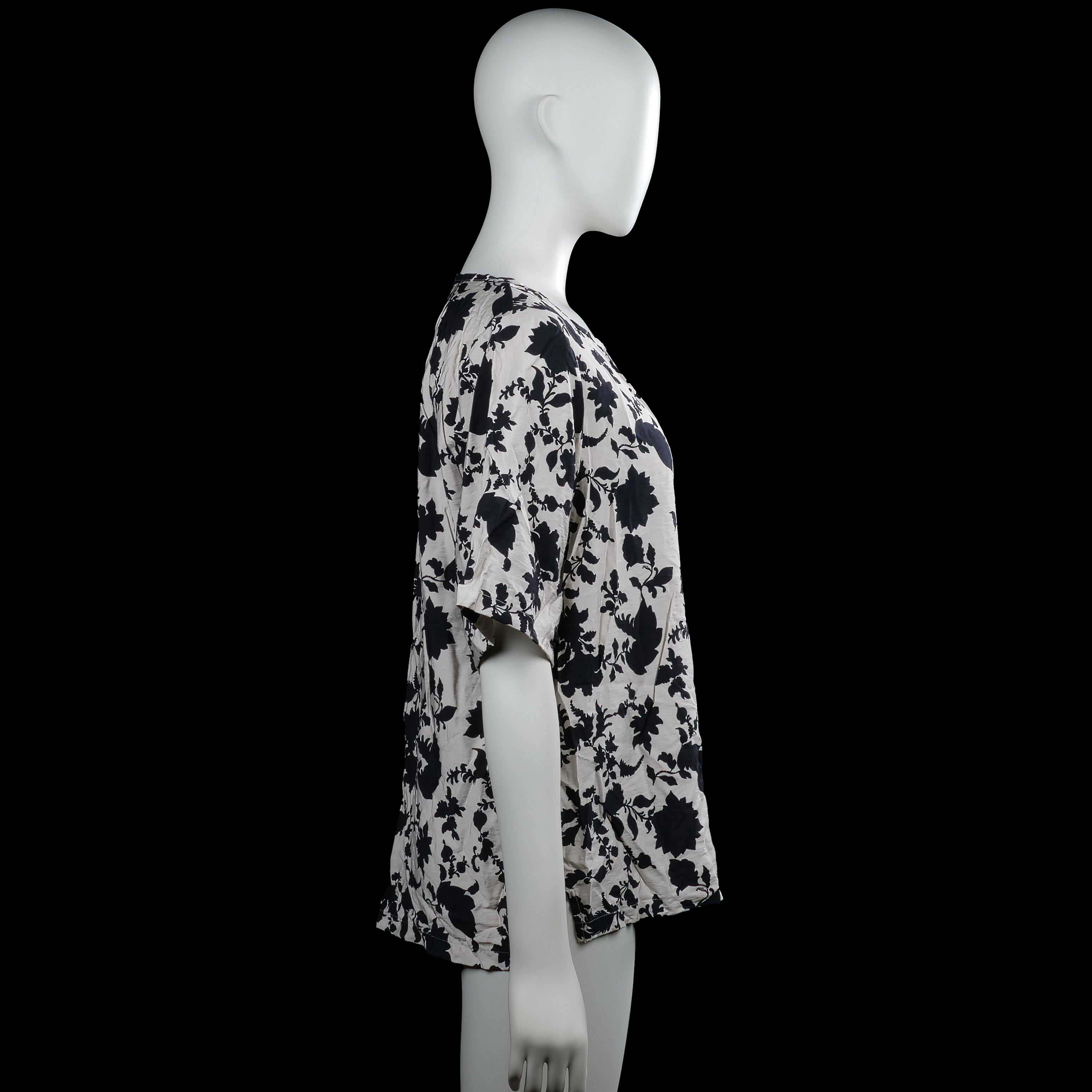 T-shirt - White & Black - Size L