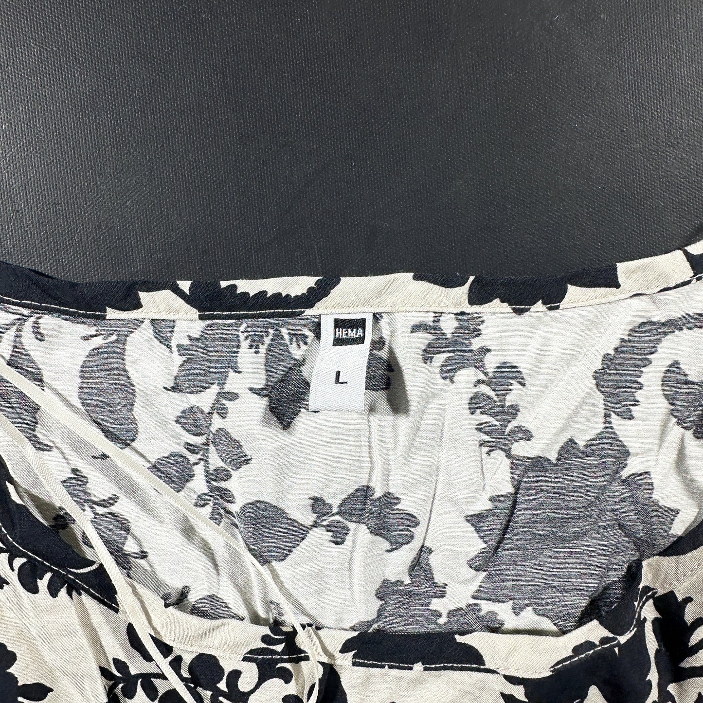 T-shirt - White & Black - Size L