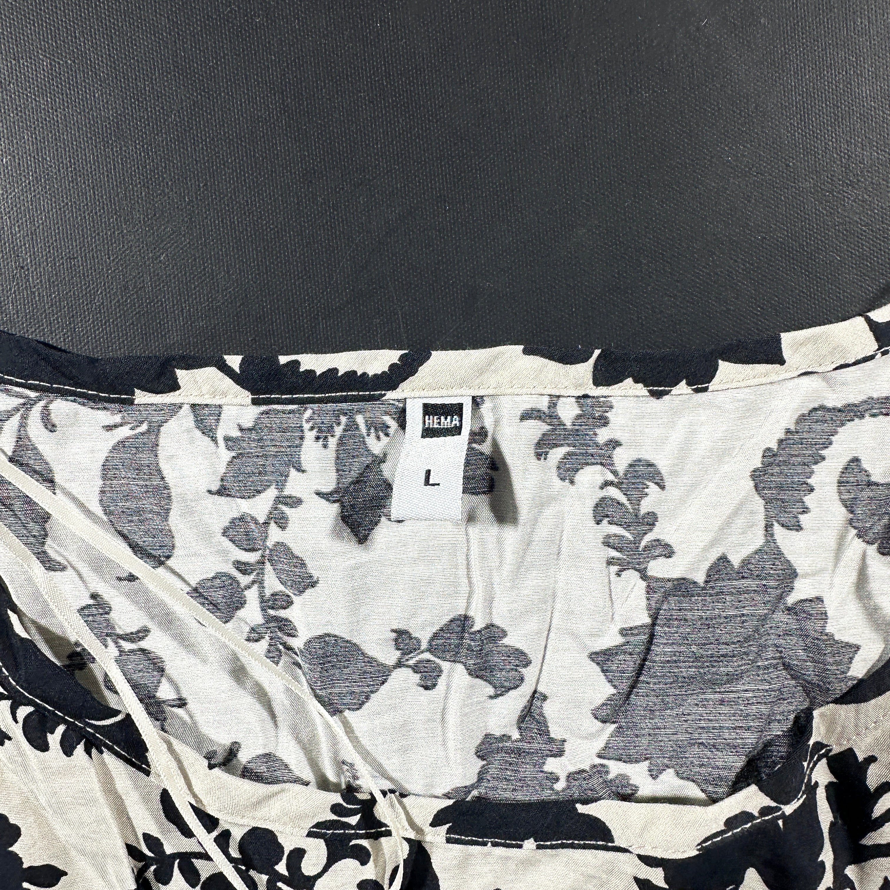 T-shirt - White & Black - Size L