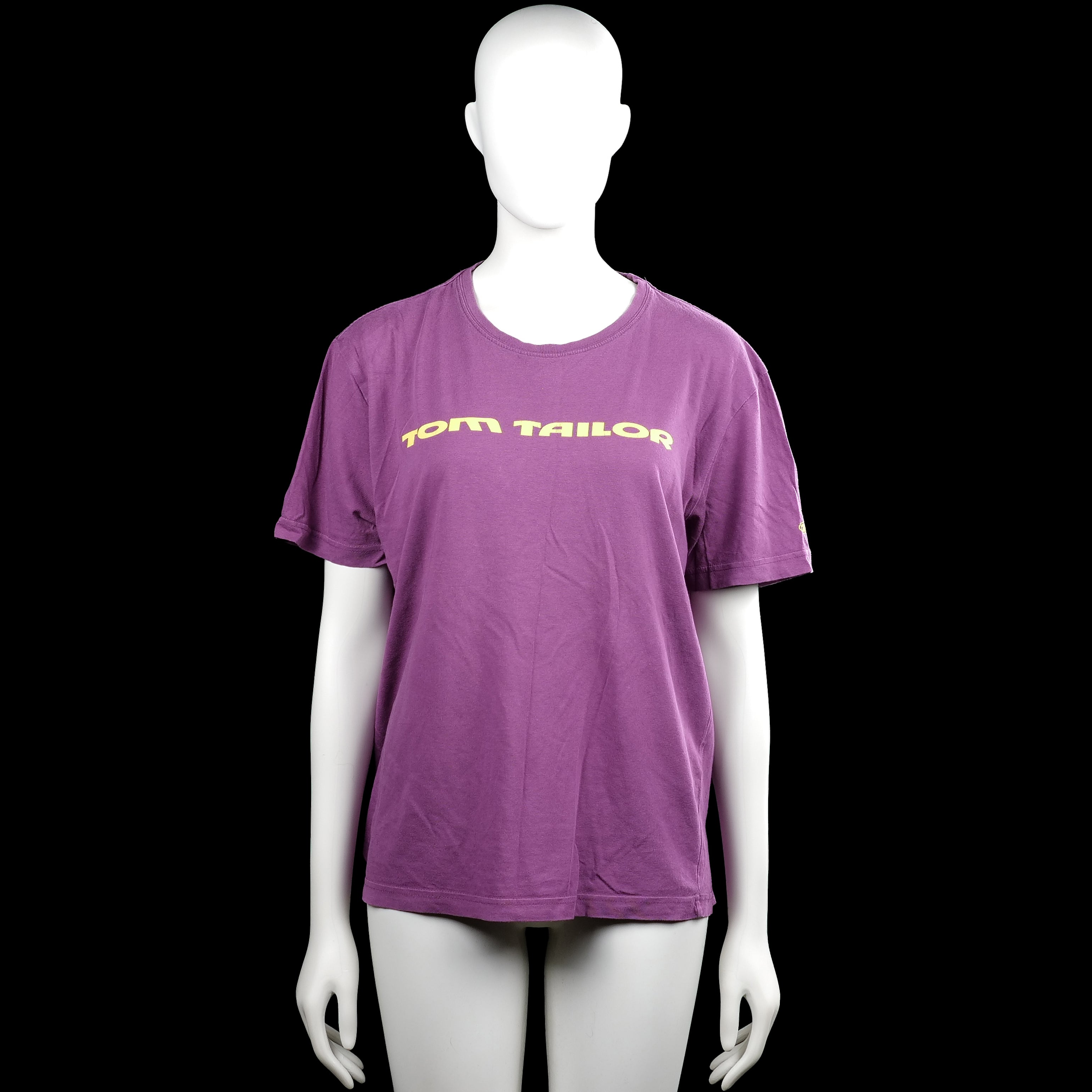 Tom tailor - T-shirt - Purple - Size M - Purple short-sleeve T-shirt with a round neck and straight hem. Features yellow text across the chest and a small yellow sleeve graphic.
