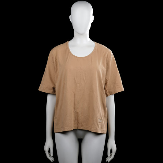 Crb - T-shirt - Camel - Size 46 - Camel solid top with a scoop neckline and short sleeves with plain cuffs. Straight hem with a small stitched patch near the lower front.