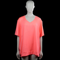 Maat - T-shirt - Pink - Size 54, 56 - Pink solid top with a V-neck and short sleeves with plain cuffs. Features a straight hem and a small logo on the chest.