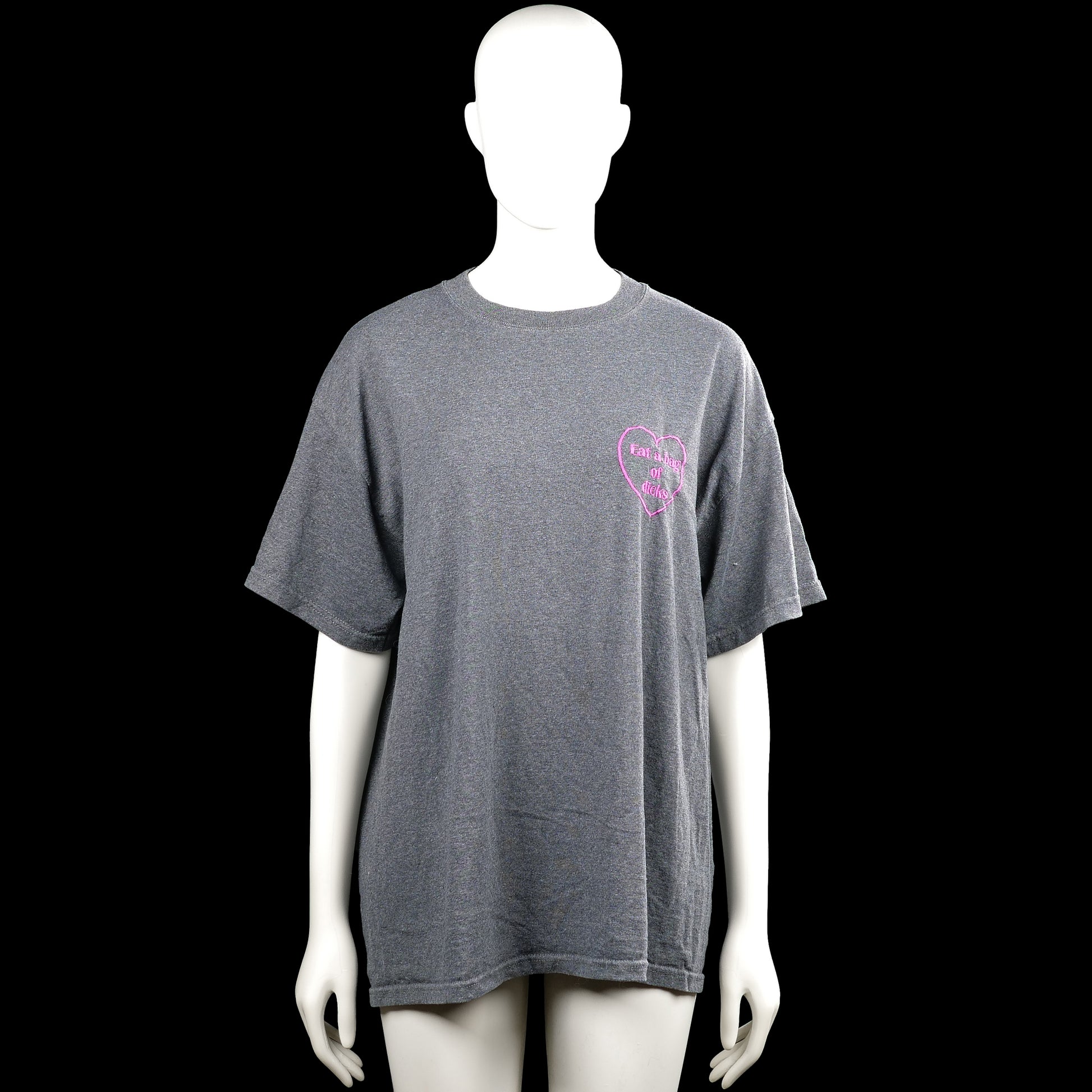 Magnum weight - T-shirt - Gray & Pink - Size L - Gray short-sleeve T-shirt with a round neck and straight hem. Features a small pink heart graphic on the chest and a small pink graphic on the upper back.