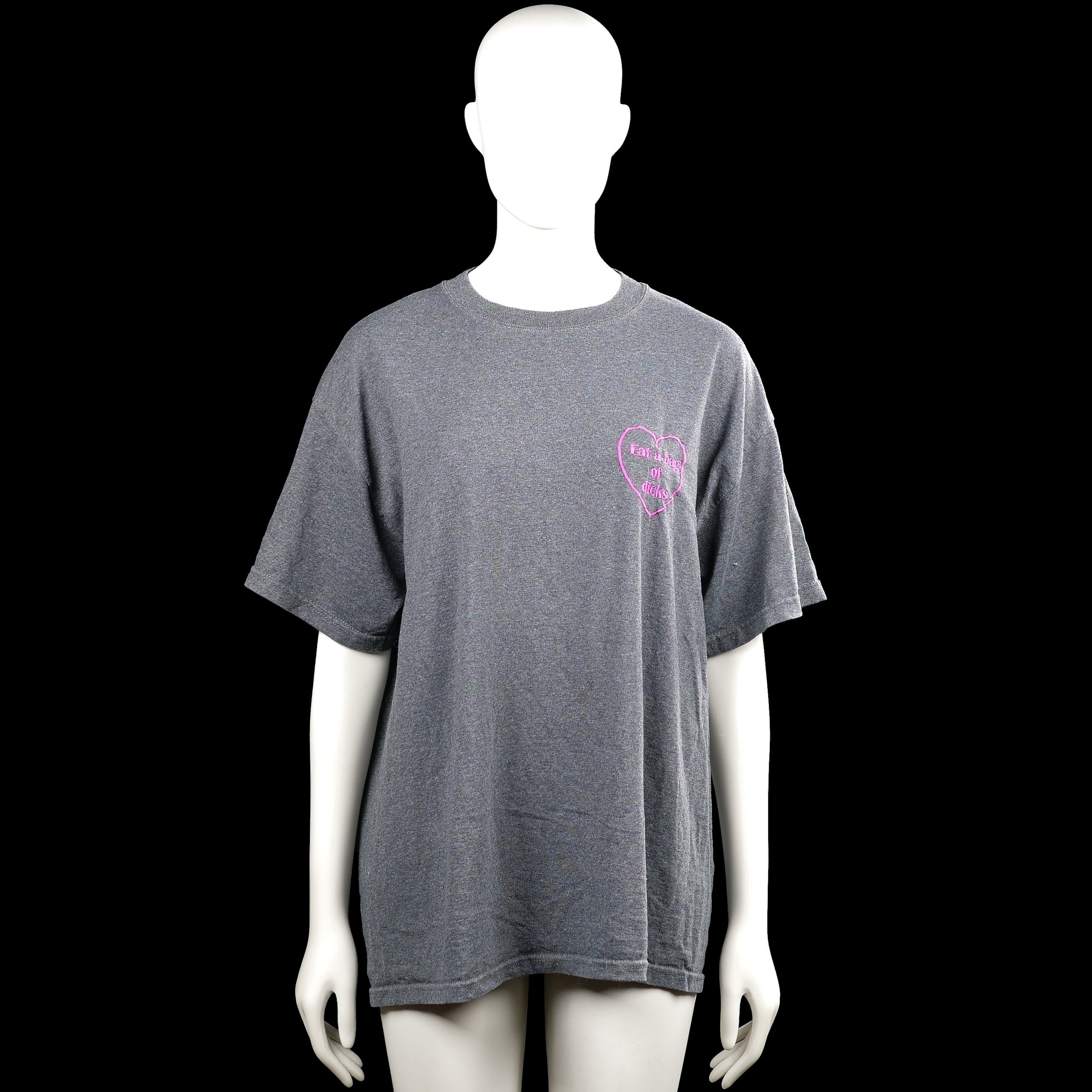Magnum weight - T-shirt - Gray & Pink - Size L - Gray short-sleeve T-shirt with a round neck and straight hem. Features a small pink heart graphic on the chest and a small pink graphic on the upper back.