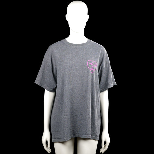 Magnum weight - T-shirt - Gray & Pink - Size L - Gray short-sleeve T-shirt with a round neck and straight hem. Features a small pink heart graphic on the chest and a small pink graphic on the upper back.