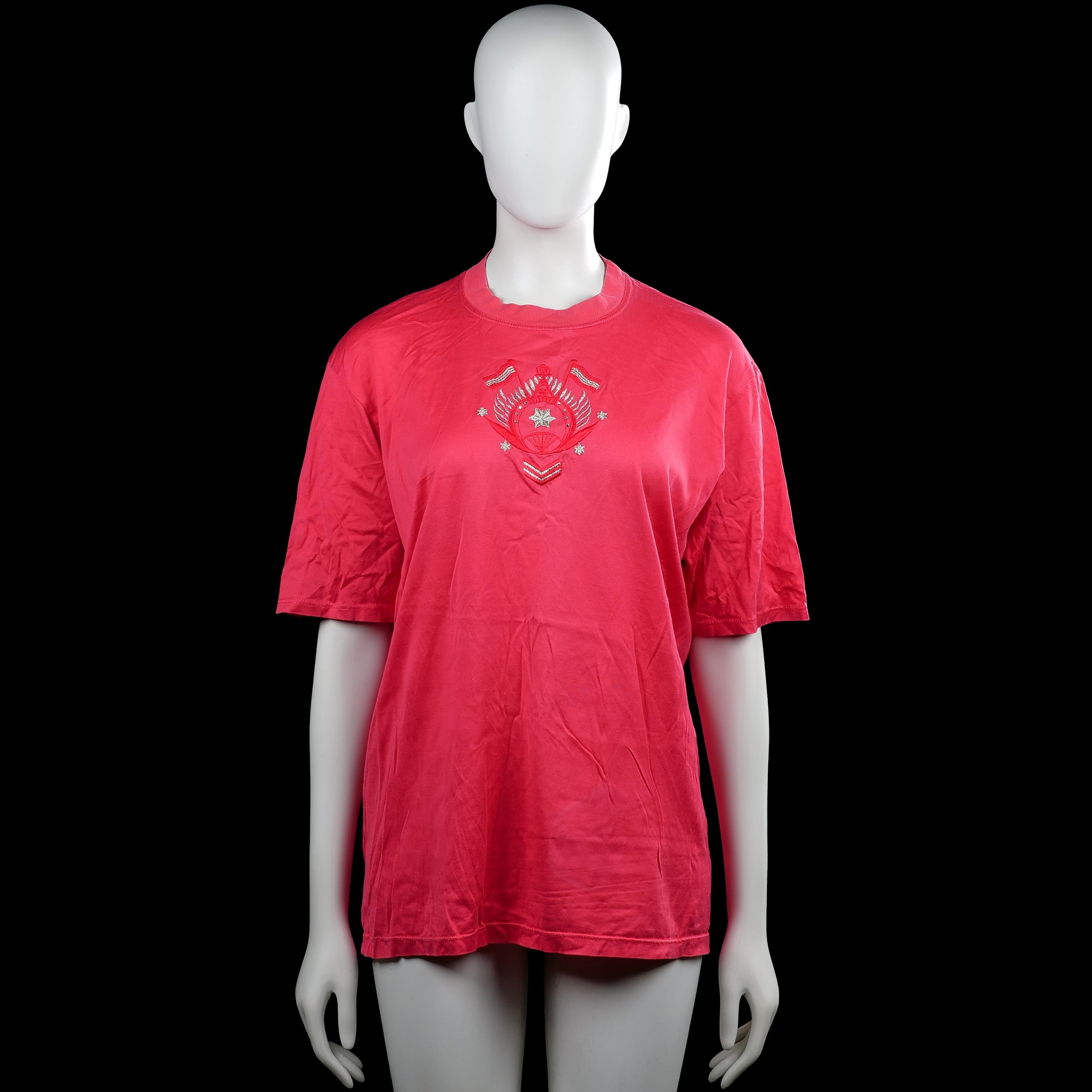 T-shirt - Red - Size L - Red short-sleeve top with a round neckline and straight hem. Features a small embroidered motif at the center chest.
