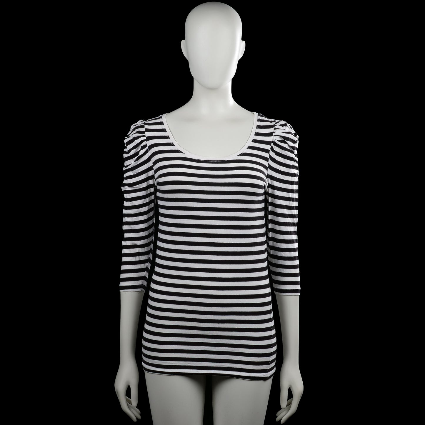 Basic equipment - Long-sleeve top - White & Black - Size M - Black and white horizontally striped top with a scoop neck and three-quarter sleeves with gathered shoulders. Straight hem and plain cuffs.