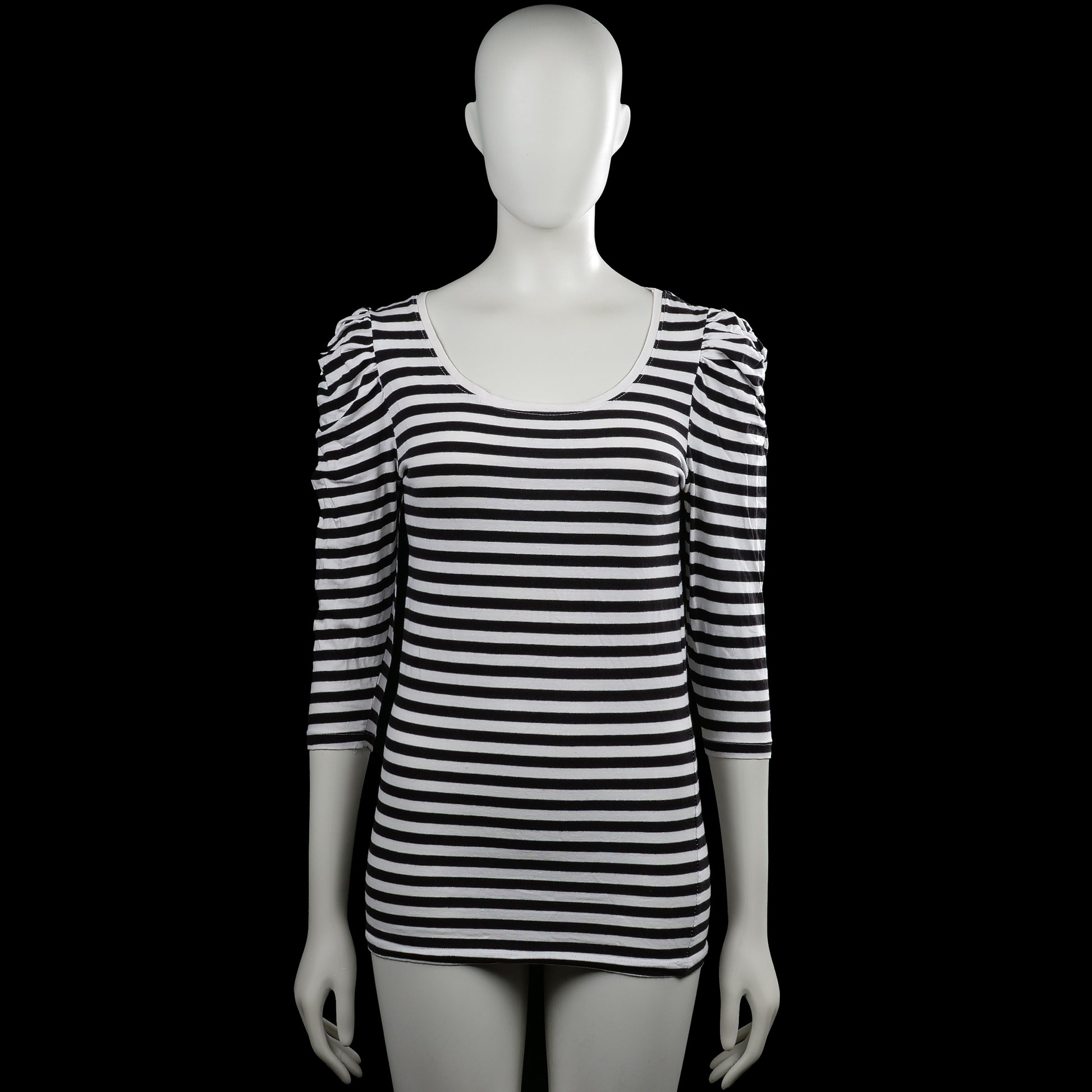 Basic equipment - Long-sleeve top - White & Black - Size M - Black and white horizontally striped top with a scoop neck and three-quarter sleeves with gathered shoulders. Straight hem and plain cuffs.