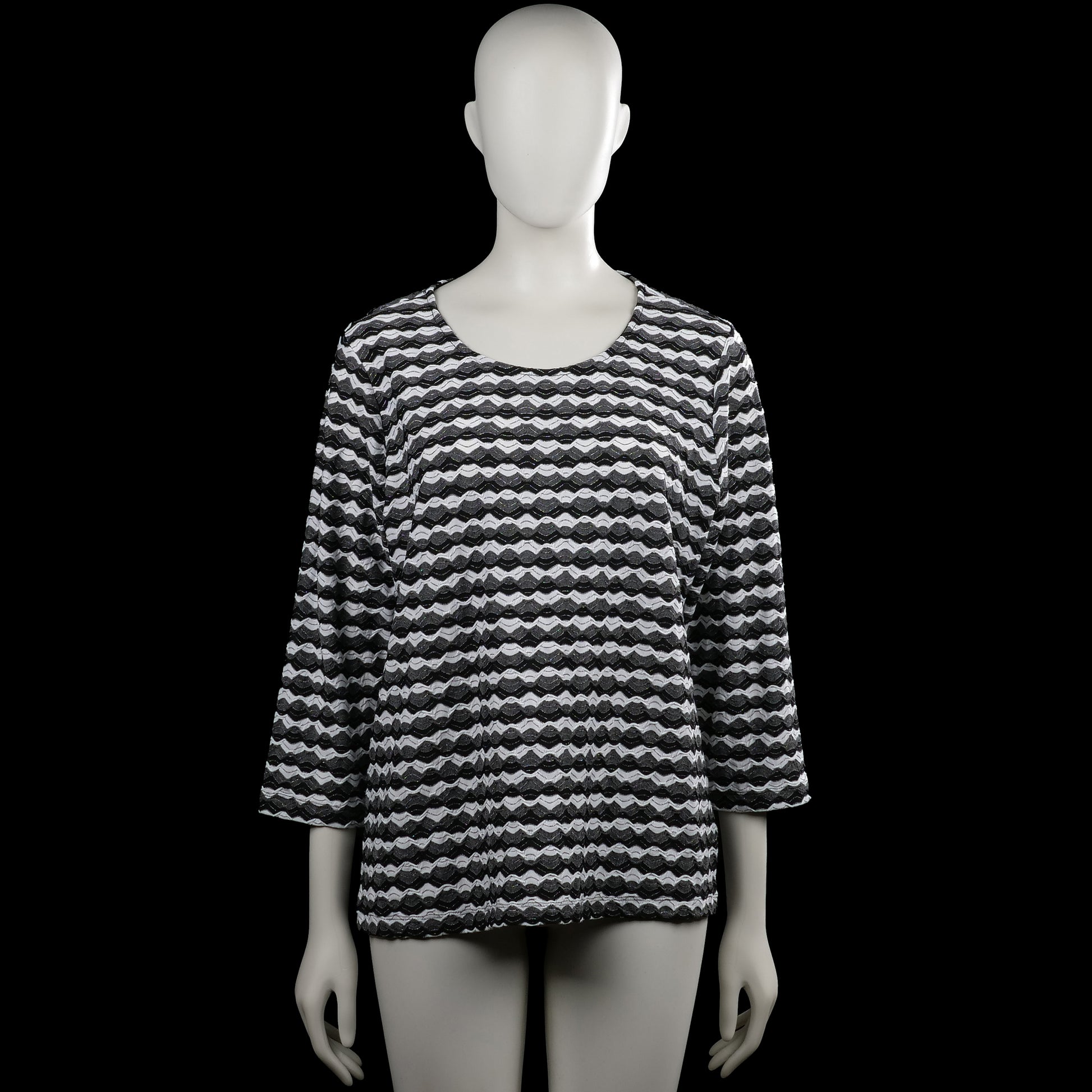 Isolde - Long-sleeve top - Black & White - Size L - Black and white chevron-patterned top with a round neckline and three-quarter sleeves. Straight hem and plain cuffs with no visible closures.