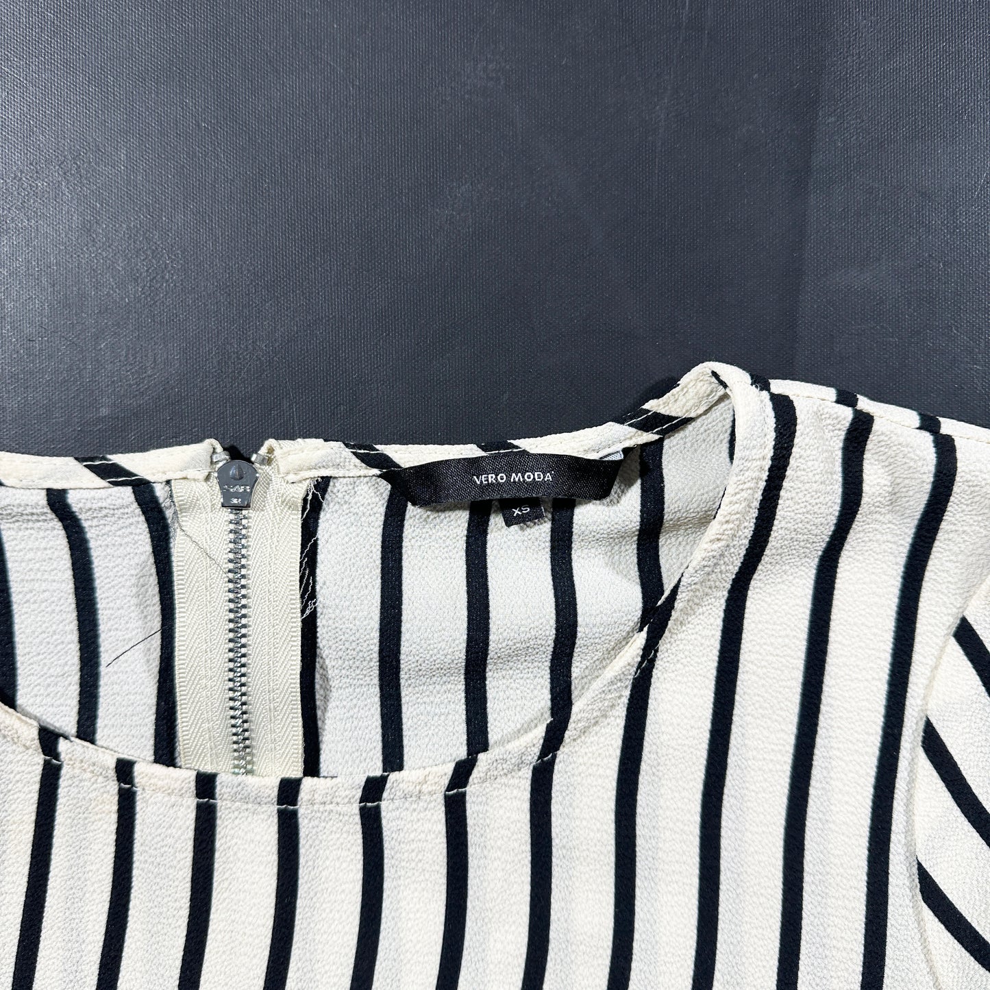 T-shirt - White & Black - Size XS