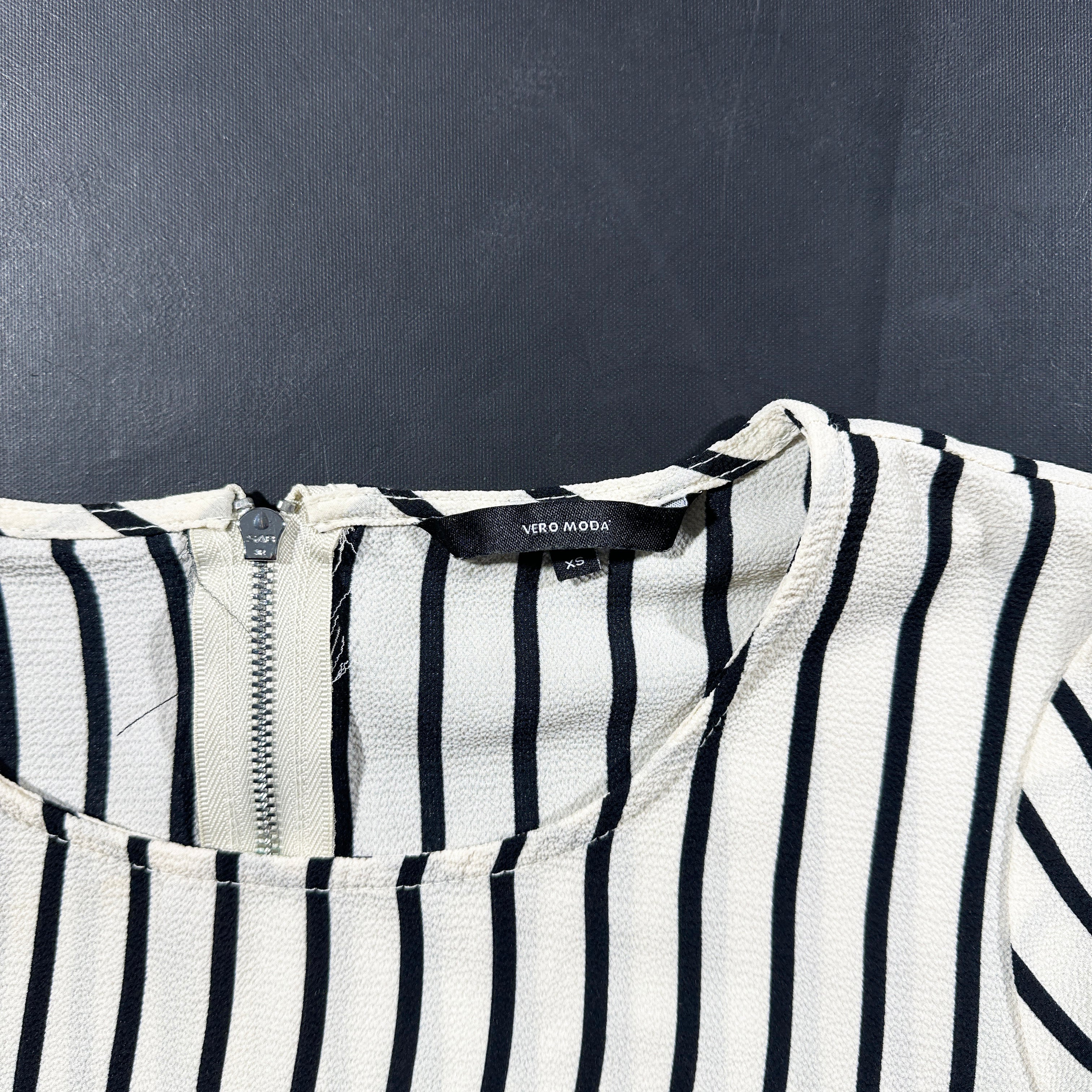 T-shirt - White & Black - Size XS