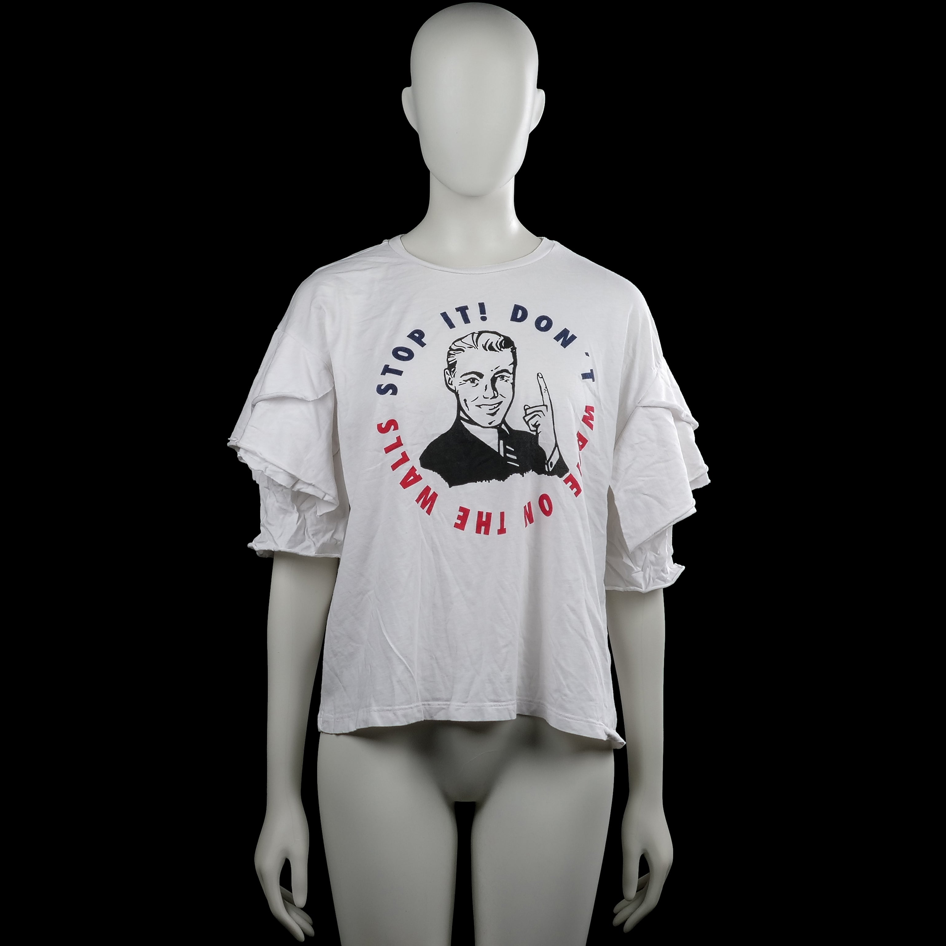 Zara trafaluc - T-shirt - White - Size M - White T-shirt with a round neck and short sleeves featuring layered ruffle details. Front has a graphic print with text, and the hem is straight.