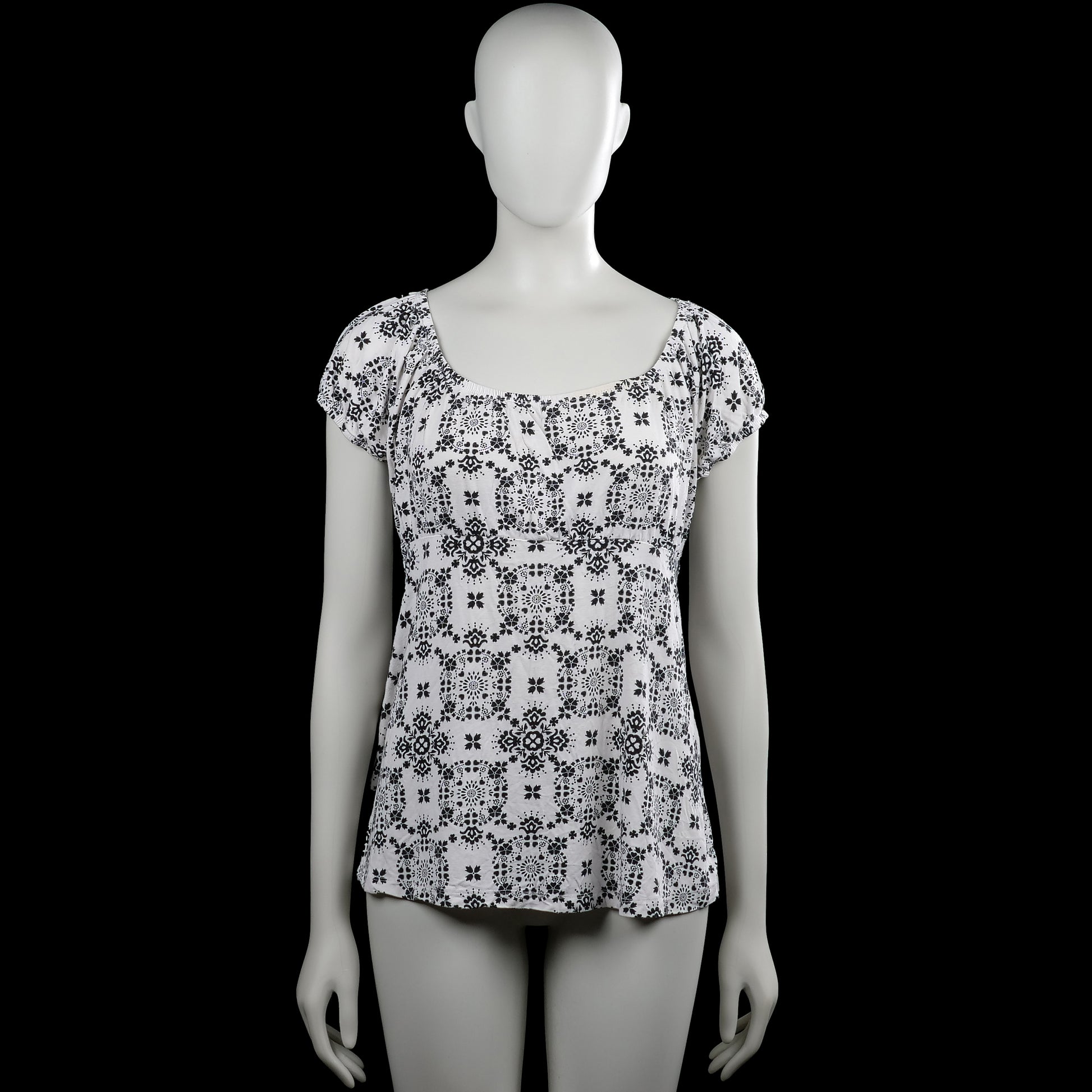 Kappahl - Blouse - White & Black - Size M - White top with a black all-over print and a scoop neckline. Features short puff sleeves with elastic cuffs and a straight hem.