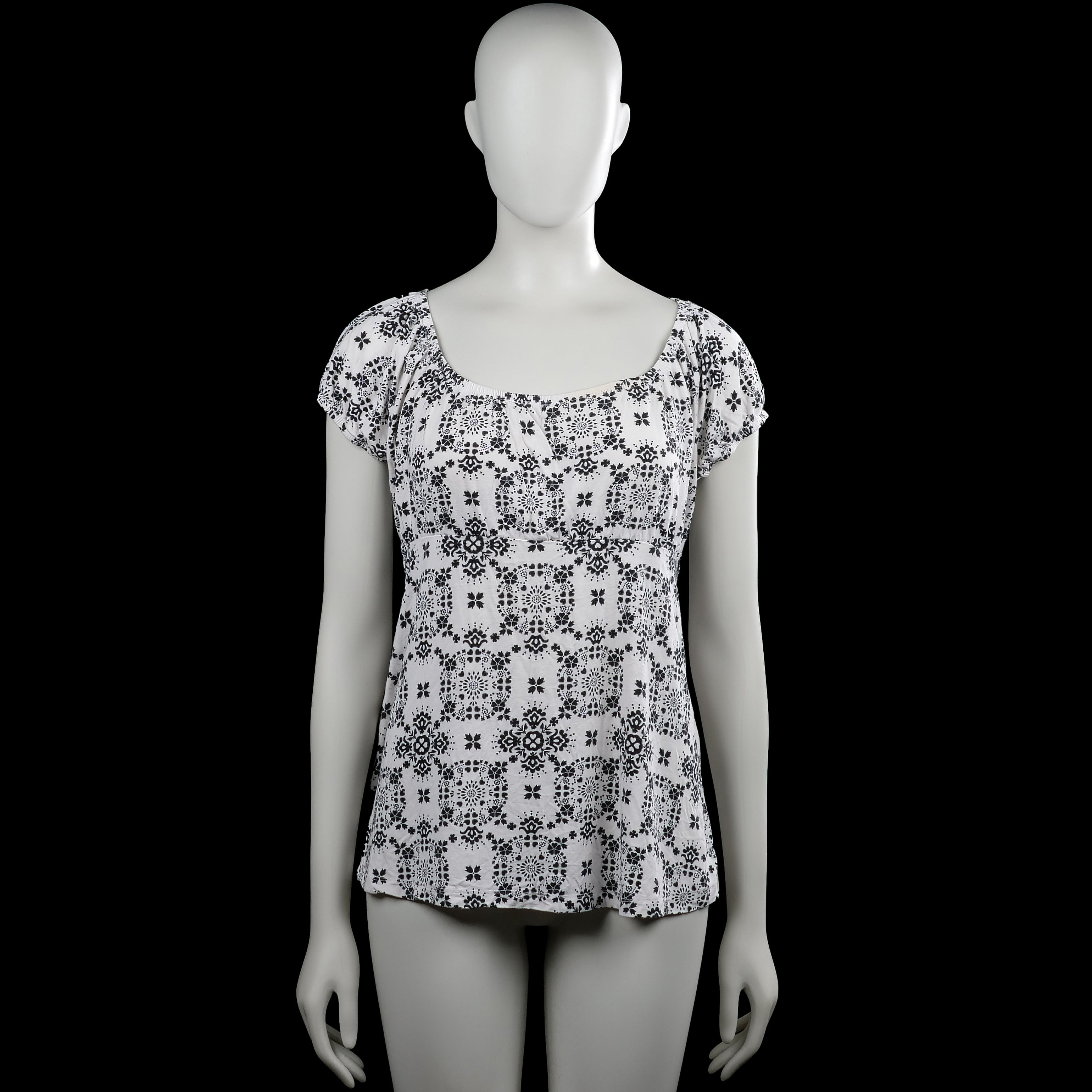 Kappahl - Blouse - White & Black - Size M - White top with a black all-over print and a scoop neckline. Features short puff sleeves with elastic cuffs and a straight hem.