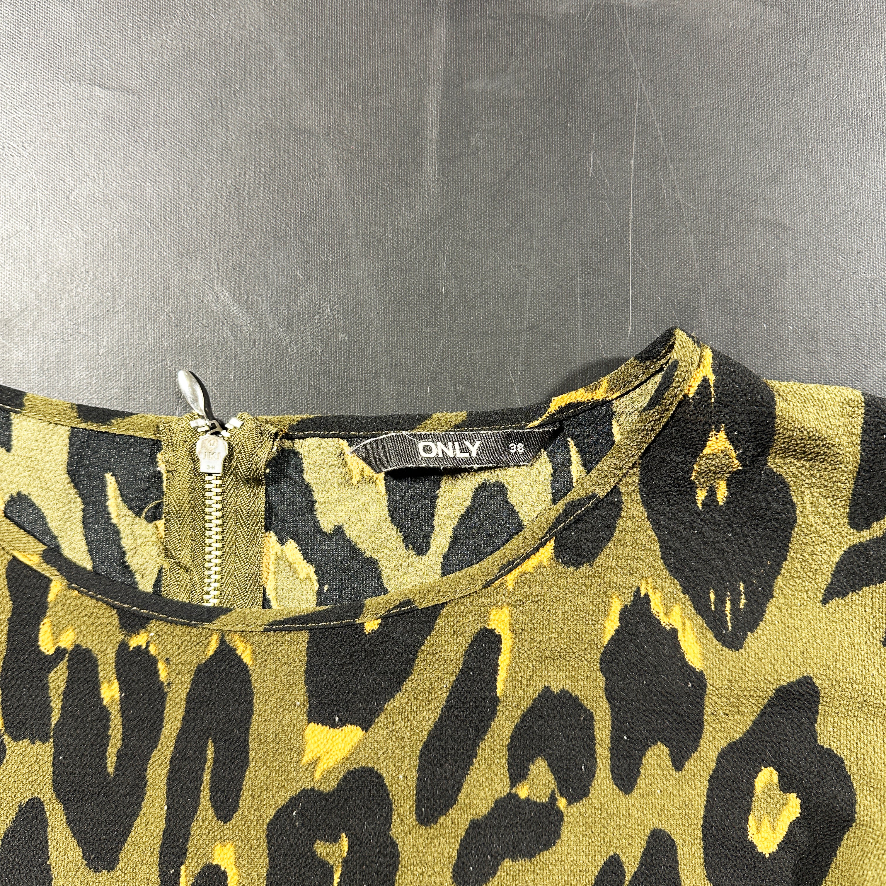T-shirt - Olive & Black - Size 38
