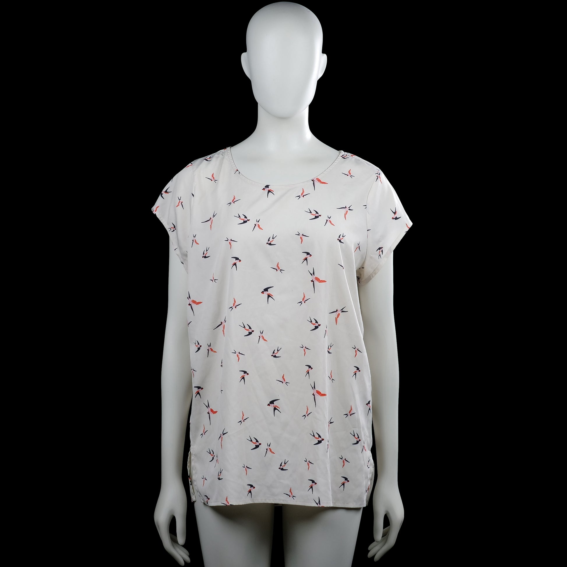Vero Moda - Blouse - White & Red - Size L - White top with an all-over bird print in red and dark tones, featuring a round neckline and short sleeves. Straight hem with small side slits.