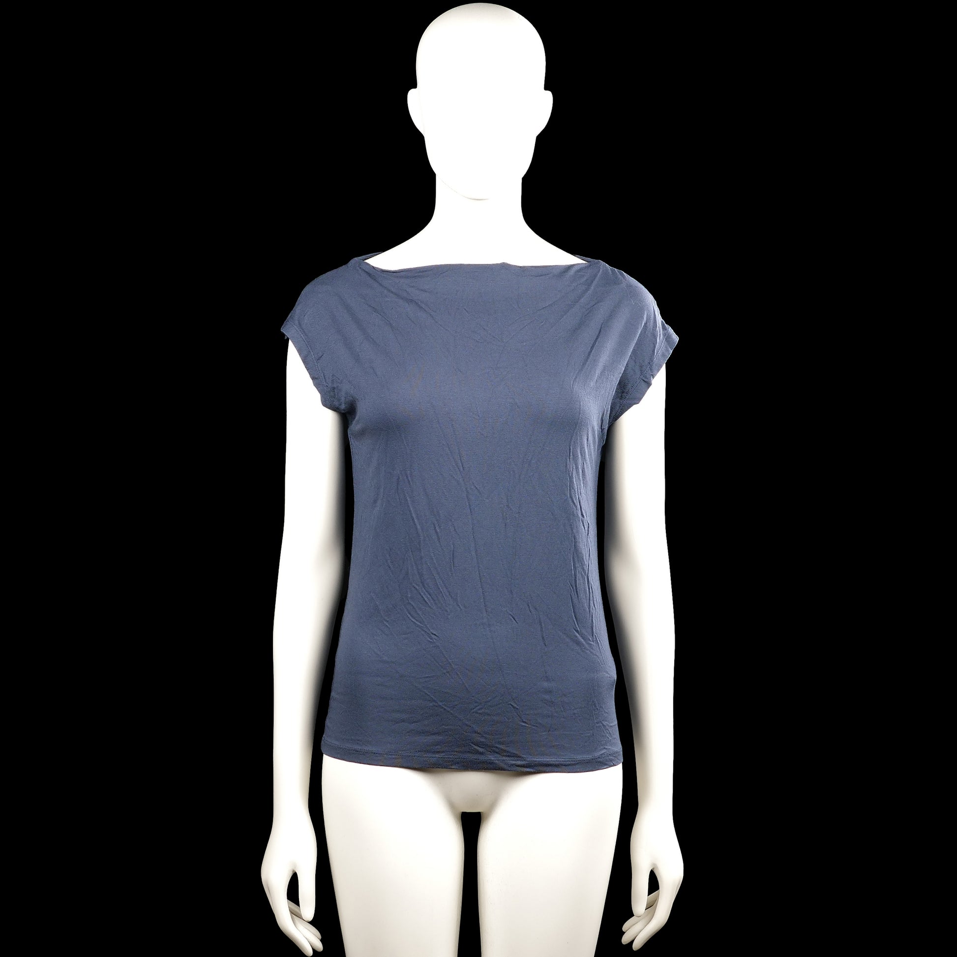 157 - T-shirt - Navy - Size M - (NEW) - Navy solid top with a boat neckline and short sleeves. Straight hem with plain cuffs.