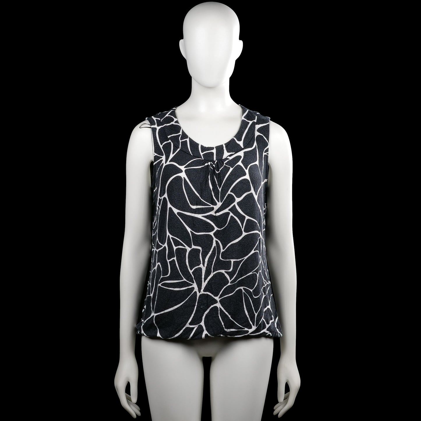 City life - Tank top - Black & White - Size L - Black and white sleeveless top with an abstract print and a scoop neckline. Features an elastic hem and a short front placket with buttons.