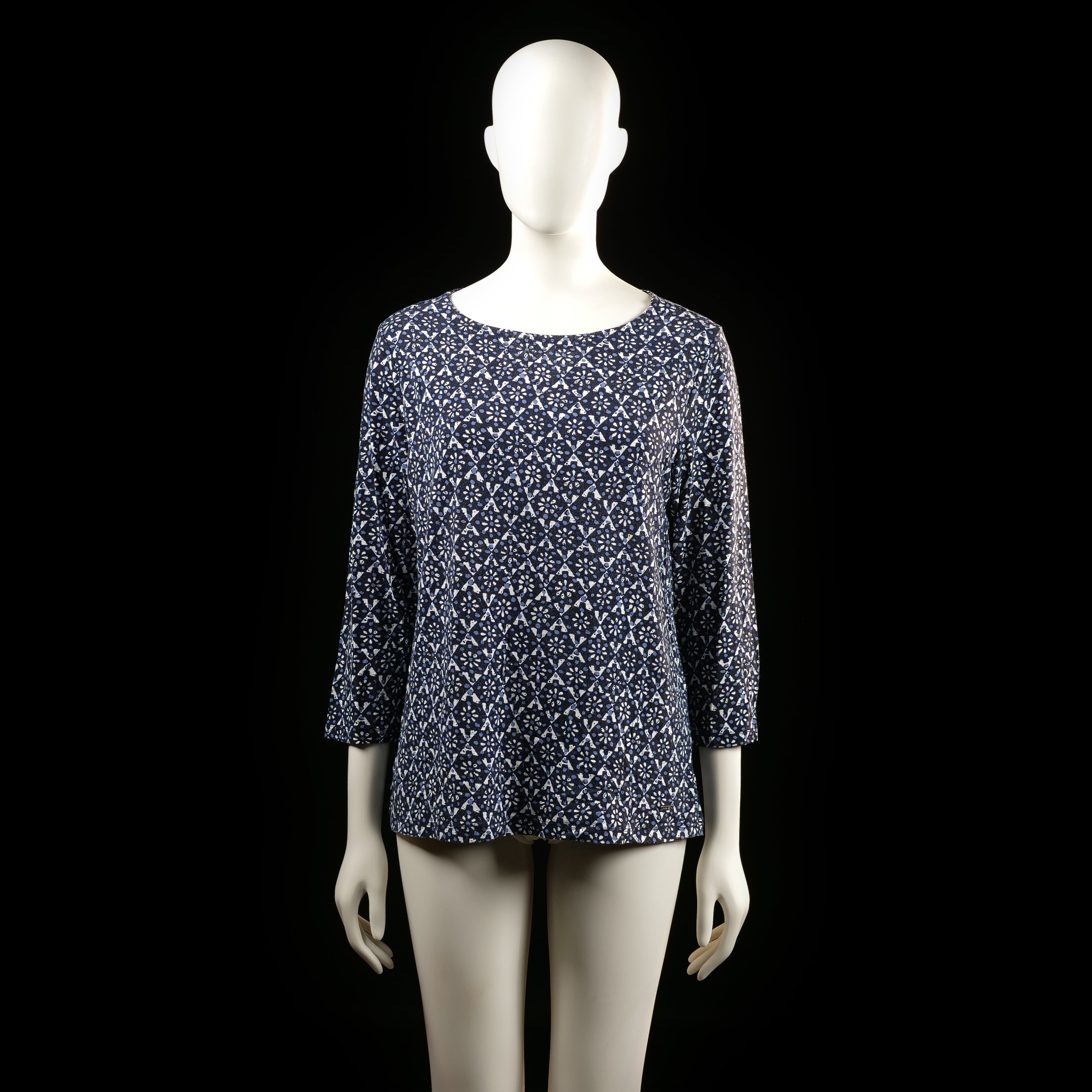 Flash Woman - Blouse - Navy & White - Size M - Navy top featuring an all-over white geometric print, a rounded neckline, and 3/4 length sleeves. The hem is straight and falls below the waist.