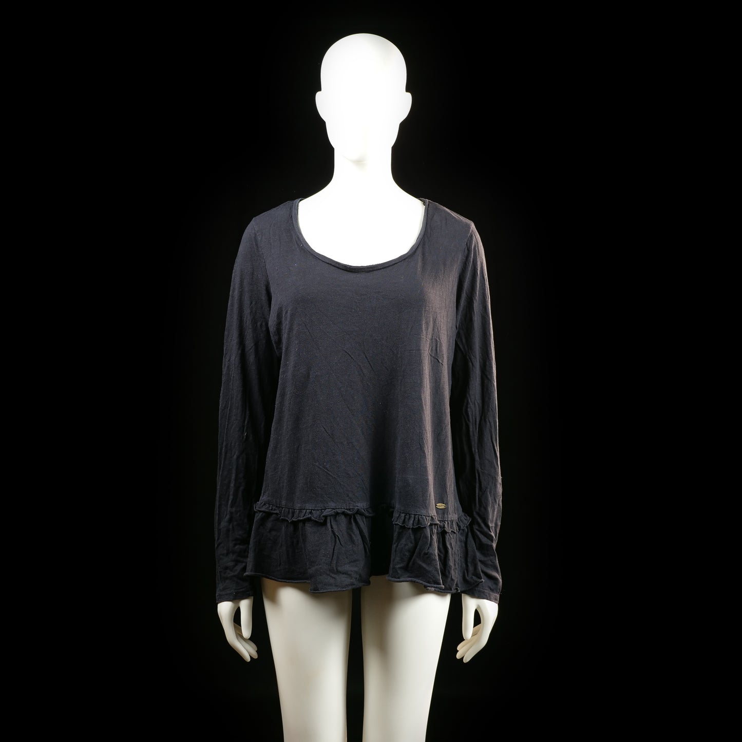 Dobber - Blouse - Black - Size M - Long-sleeved top with a scoop neckline and a ruffled peplum hem. Plain design without visible closures or embellishments.