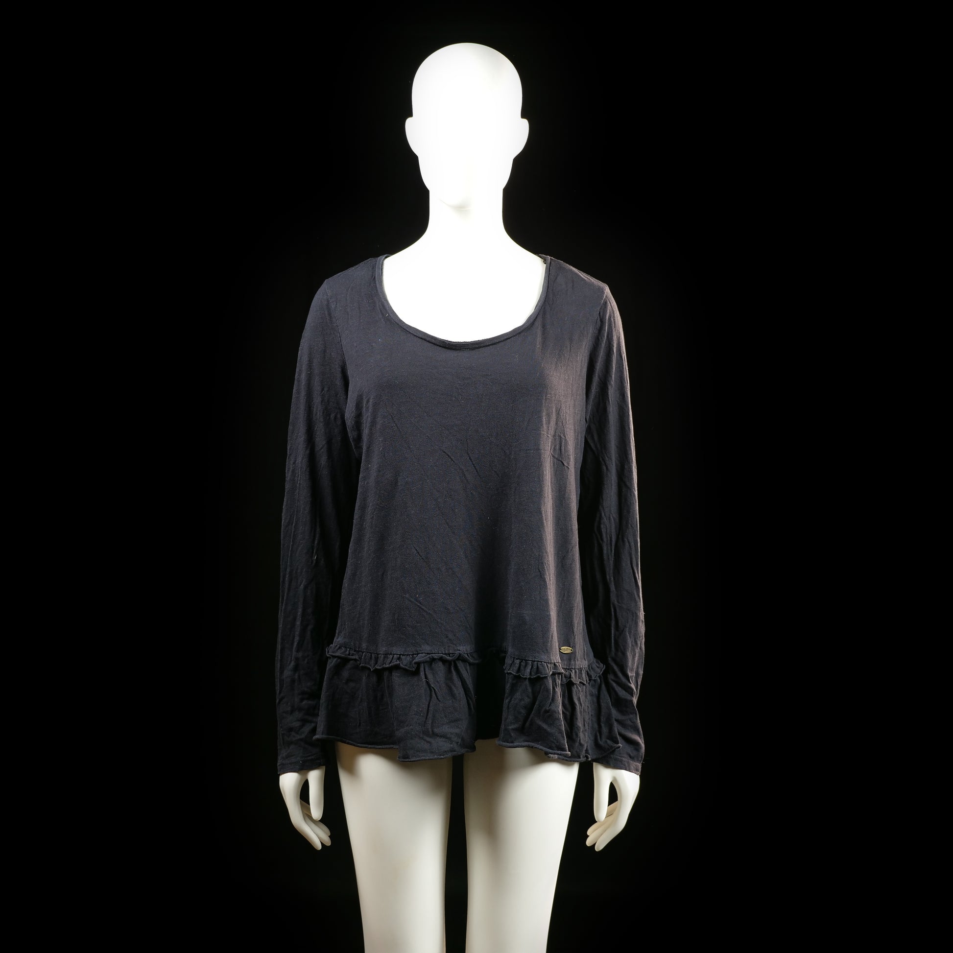 Dobber - Blouse - Black - Size M - Long-sleeved top with a scoop neckline and a ruffled peplum hem. Plain design without visible closures or embellishments.