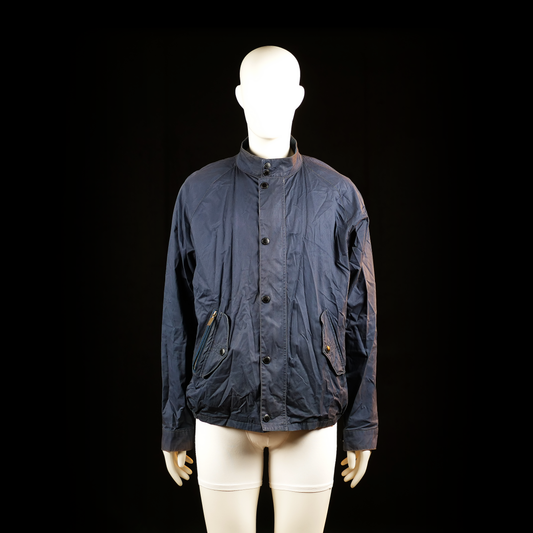 Barbour - Coach jacket - Navy - Size L - Lightweight jacket with a stand collar, front button closure, and two angled flap pockets with buttoned detailing at the front. Hem and sleeves are straight with buttons at the cuffs.