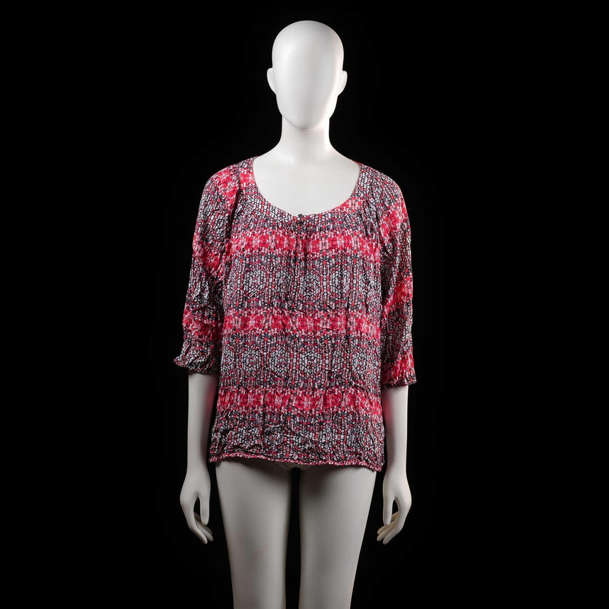 Soya Concept - Blouse - Multicolored - Size XL - Loose-fitting top with a scoop neckline and three-quarter sleeves with gathered elastic cuffs. Features an all-over multicolored geometric print and a slightly crinkled texture.