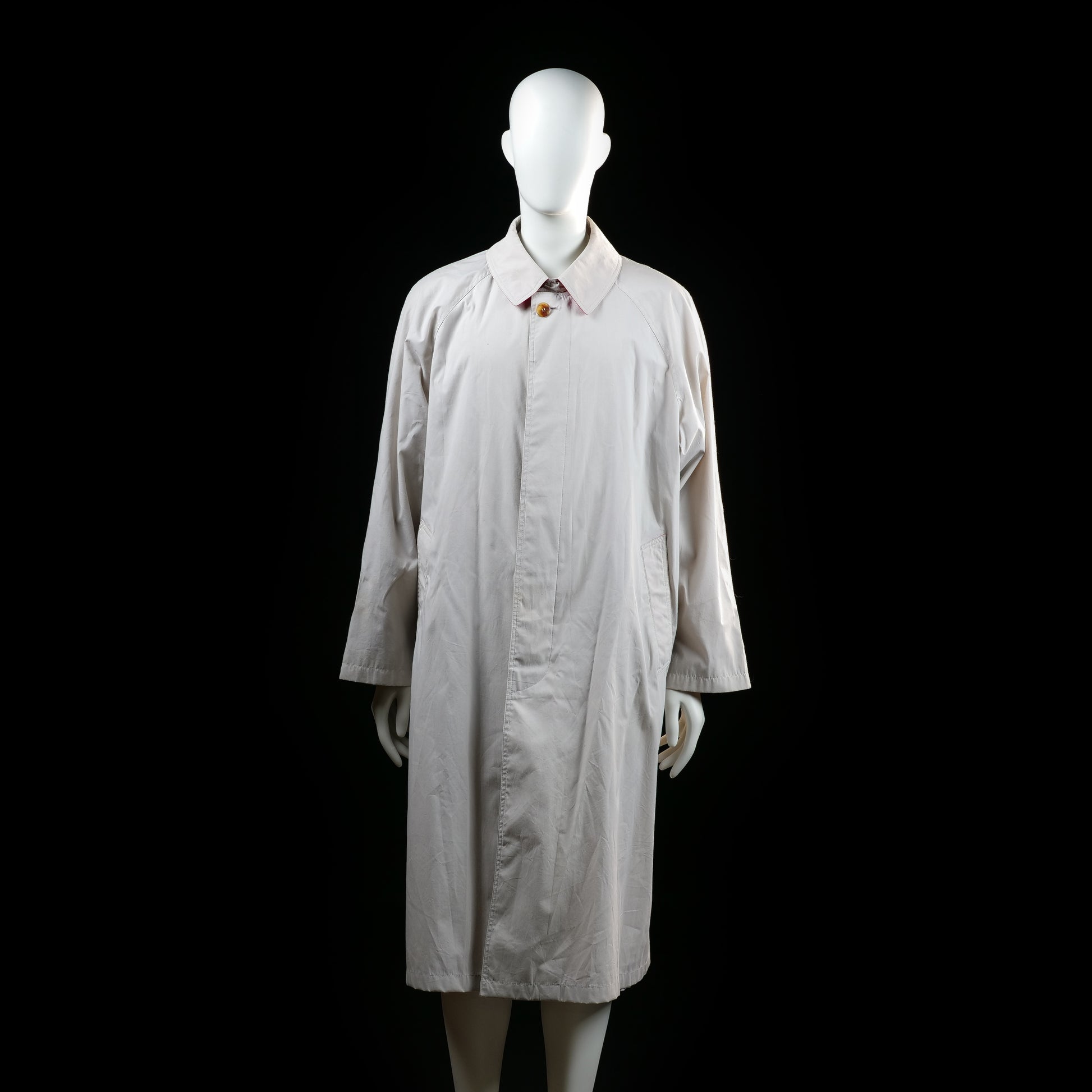 Florentino - Rain coat - Ivory - Size M - Long coat with a single visible top button and hidden front placket. Features a classic pointed collar, side pockets, and button-tab cuffs.