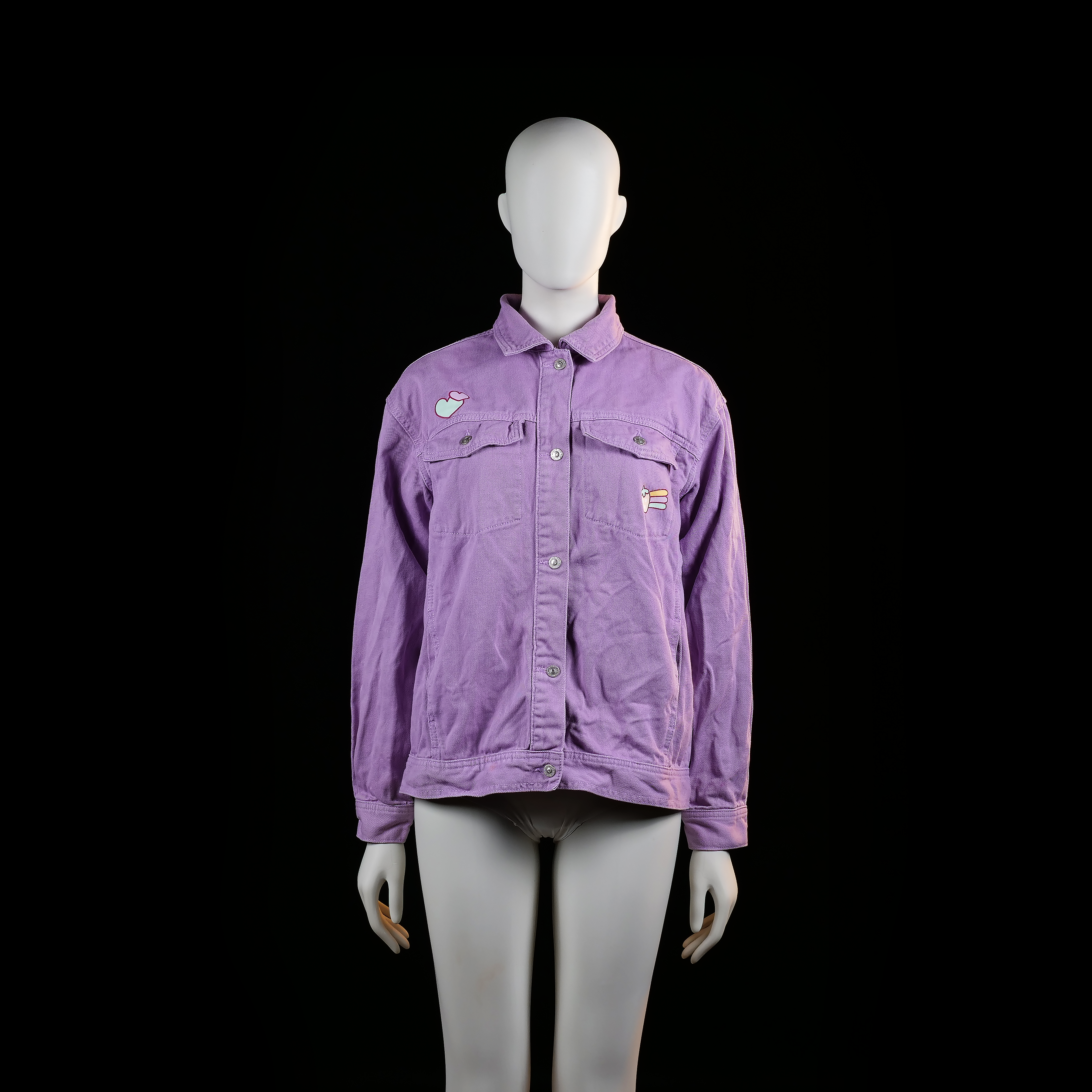 Reserved - Trucker jacket - Lavender - Size 158 - Light purple button-up jacket with front chest flap pockets and cartoon-style cat illustration on the back with the word "Vibin'". Embellished with small graphic patches on the front chest.